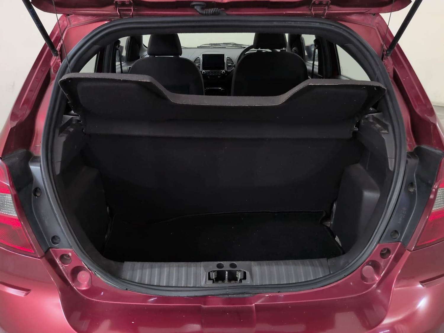 Used 2020 Ford Freestyle Titanium Plus 1.2 Ti-VCT Petrol Manual interior DICKY INSIDE VIEW