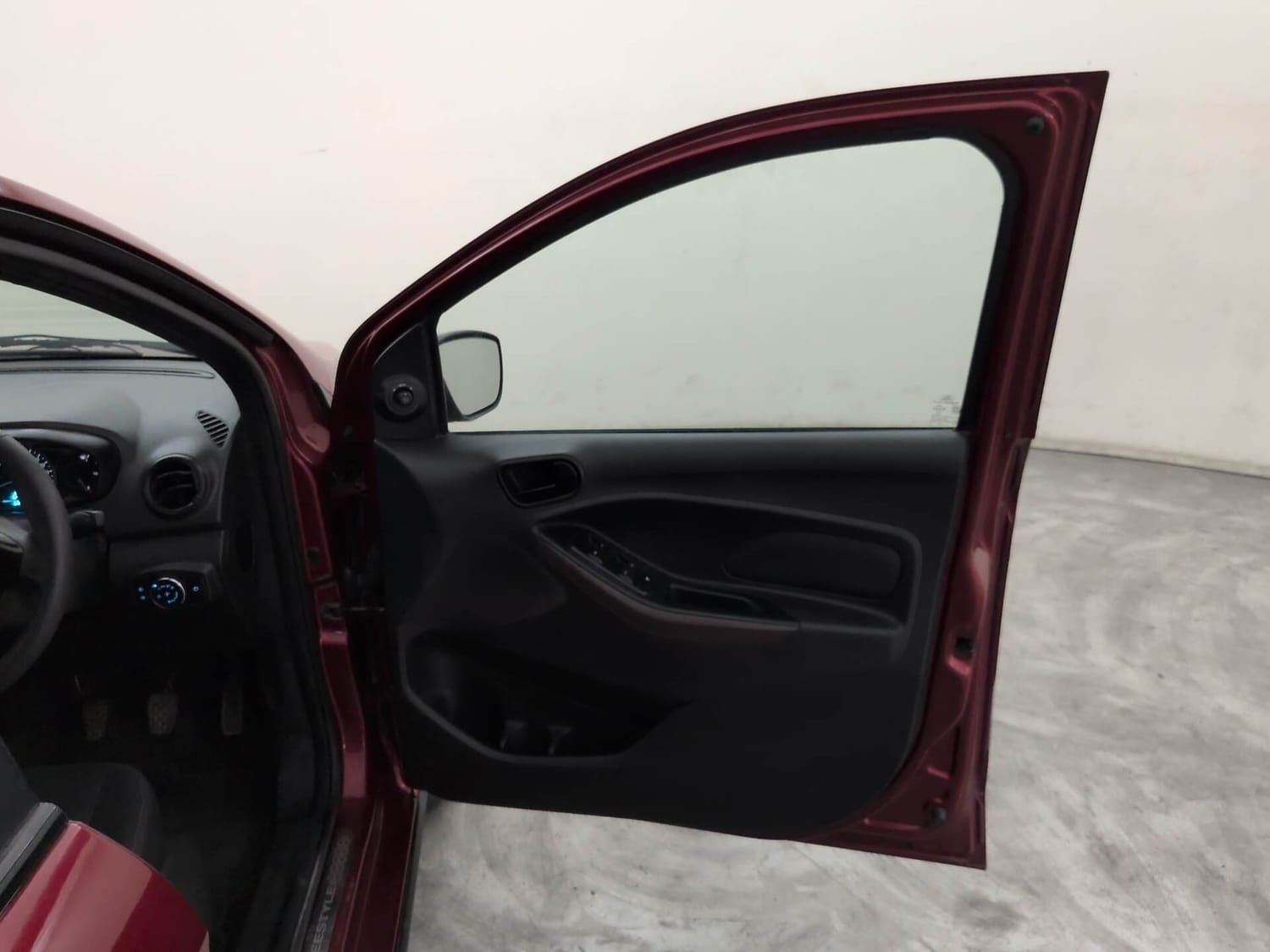 Used 2020 Ford Freestyle Titanium Plus 1.2 Ti-VCT Petrol Manual interior RIGHT FRONT DOOR OPEN VIEW