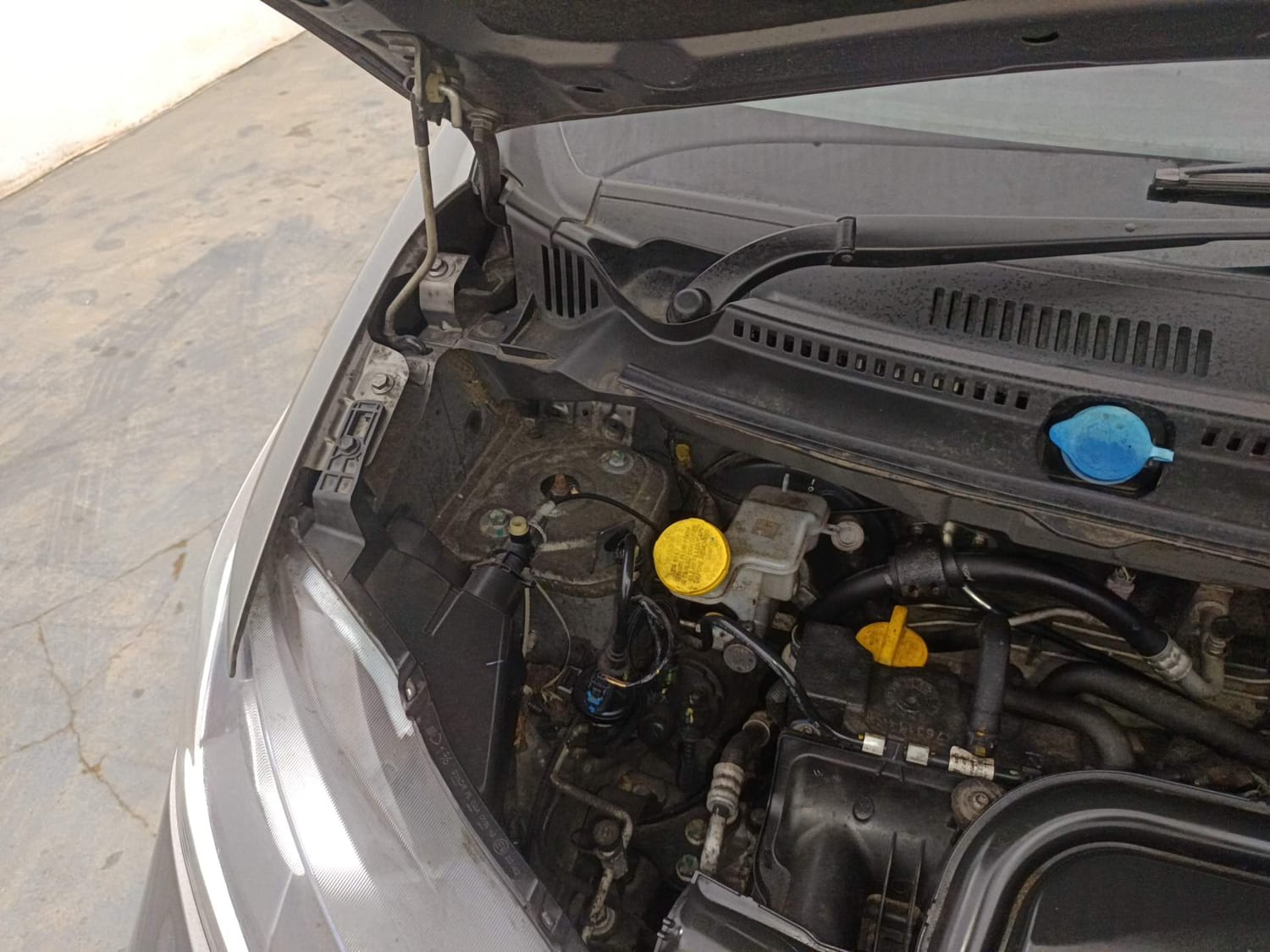 Used 2022 Datsun Redi-GO A Petrol Manual engine ENGINE RIGHT SIDE HINGE & APRON VIEW