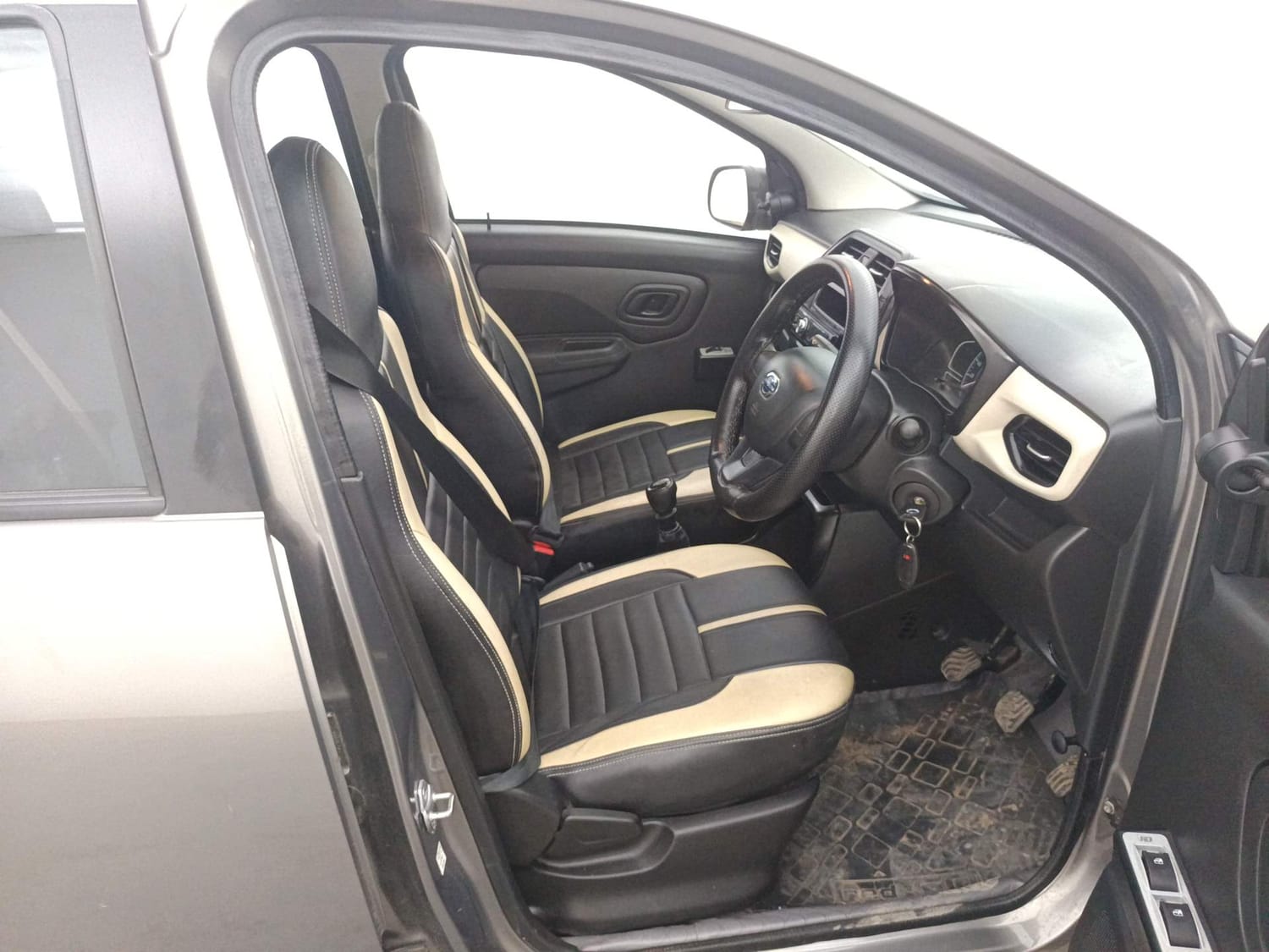 Used 2022 Datsun Redi-GO A Petrol Manual interior RIGHT SIDE FRONT DOOR CABIN VIEW