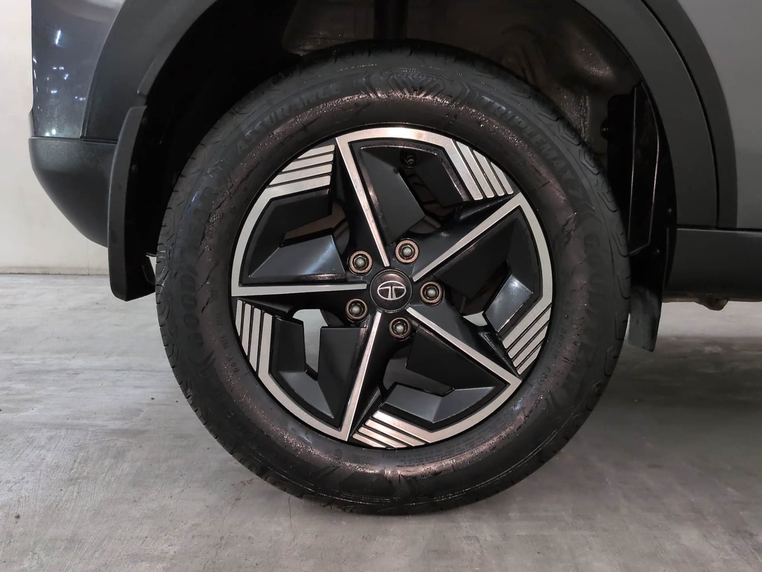 Used 2025 Tata Nexon Fearless Plus S 1.2 Revotron Petrol 6MT DT Petrol Manual tyres RIGHT REAR TYRE RIM VIEW