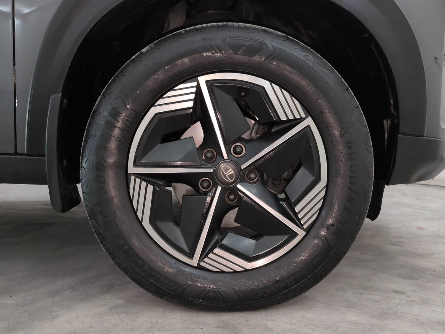 Used 2025 Tata Nexon Fearless Plus S 1.2 Revotron Petrol 6MT DT Petrol Manual tyres RIGHT FRONT TYRE RIM VIEW