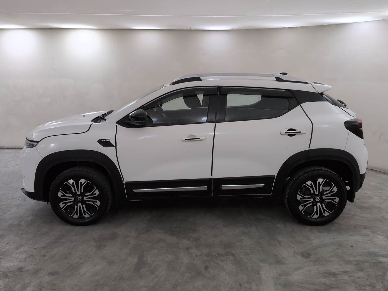 Used 2022 Renault Kiger RXZ MT Petrol Manual exterior LEFT SIDE VIEW