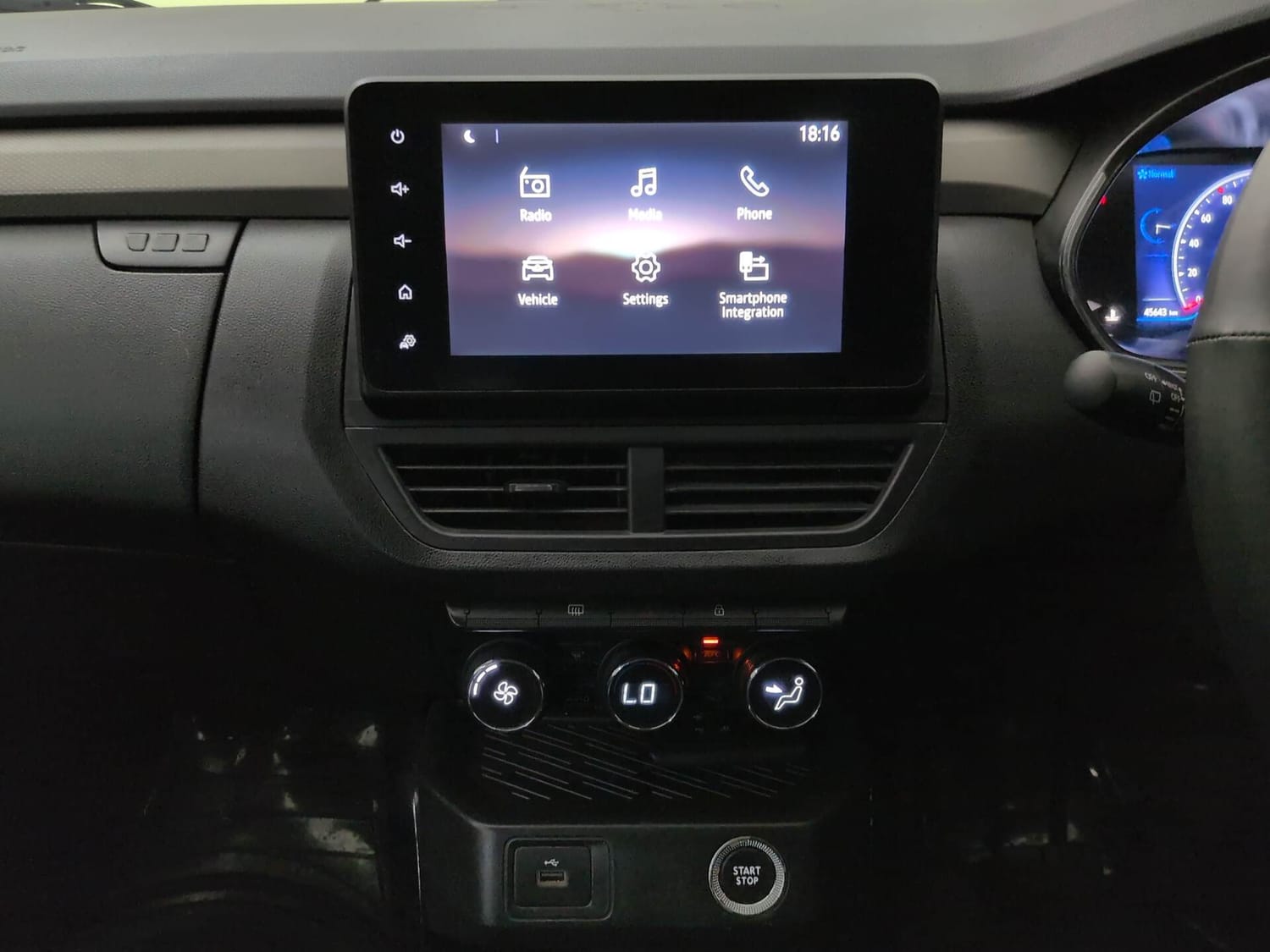 Used 2022 Renault Kiger RXZ MT Petrol Manual interior MUSIC SYSTEM & AC CONTROL VIEW