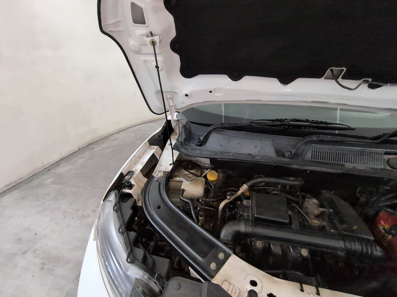 Used 2022 Renault Kiger RXZ MT Petrol Manual engine ENGINE RIGHT SIDE HINGE & APRON VIEW