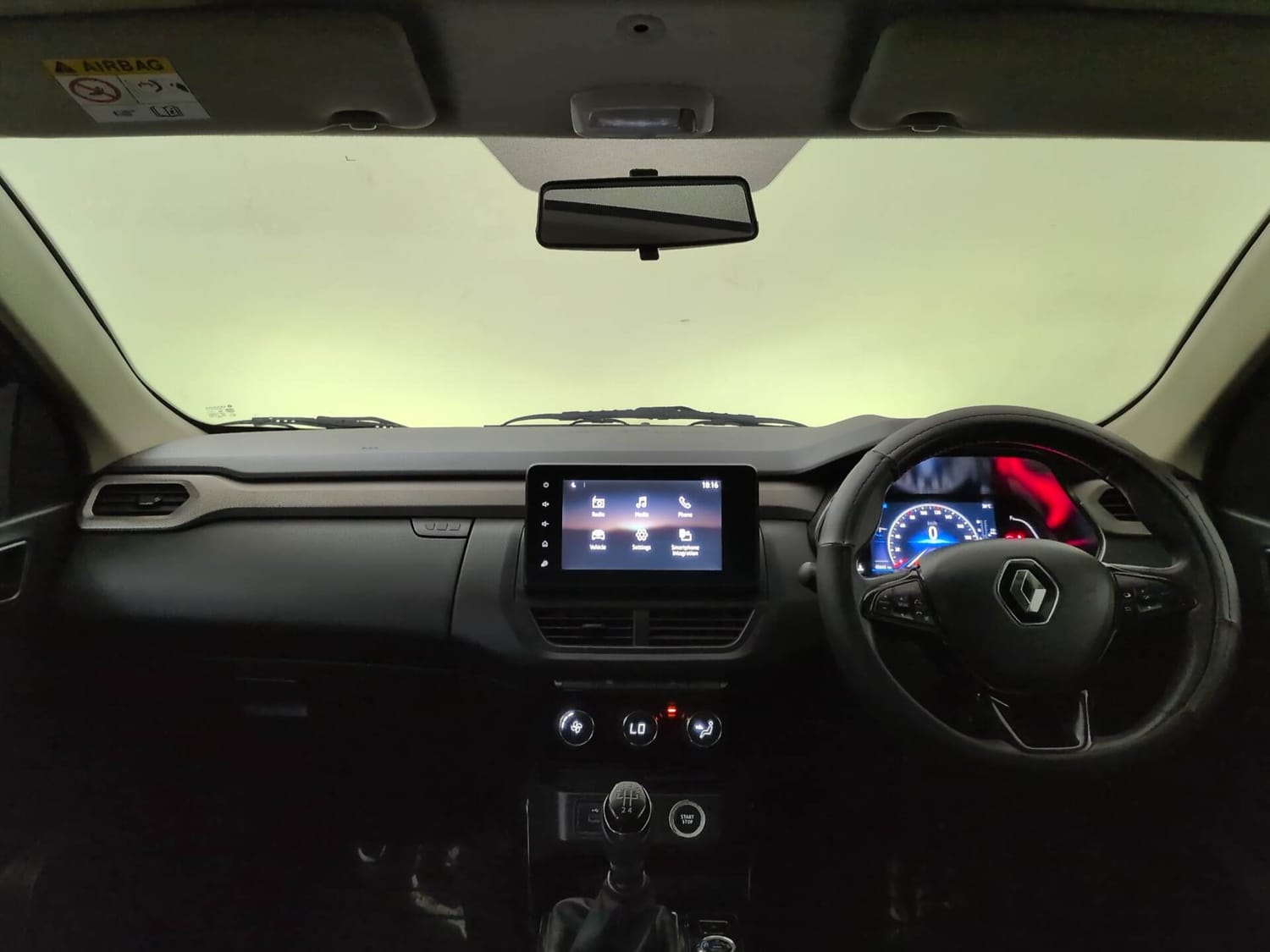 Used 2022 Renault Kiger RXZ MT Petrol Manual interior DASHBOARD VIEW