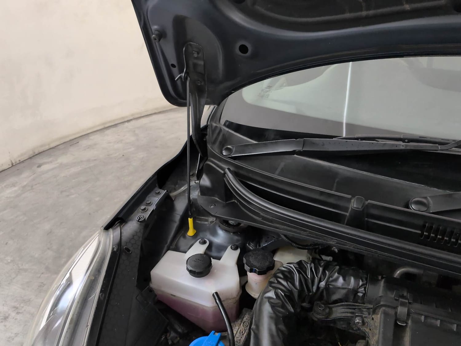 Used 2021 Hyundai Grand i10 Nios Sportz AMT 1.2 CRDi Diesel Automatic engine ENGINE RIGHT SIDE HINGE & APRON VIEW
