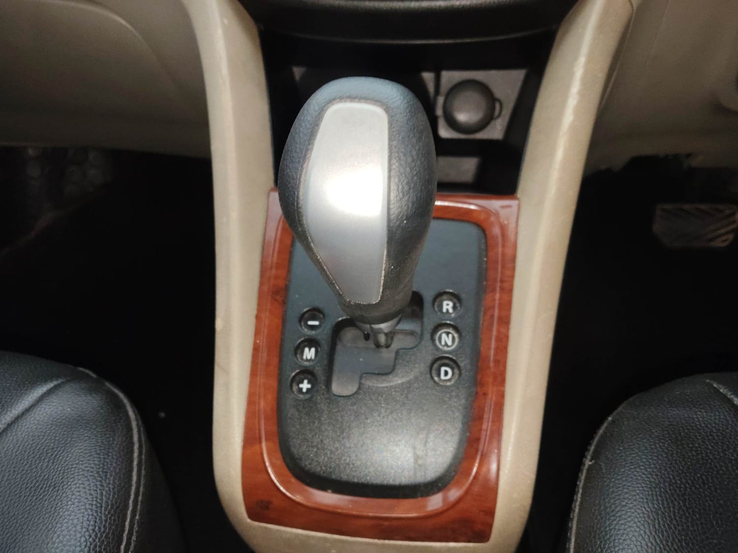 Used 2014 Maruti Suzuki Celerio VXi AMT Petrol Automatic interior GEAR  KNOB VIEW