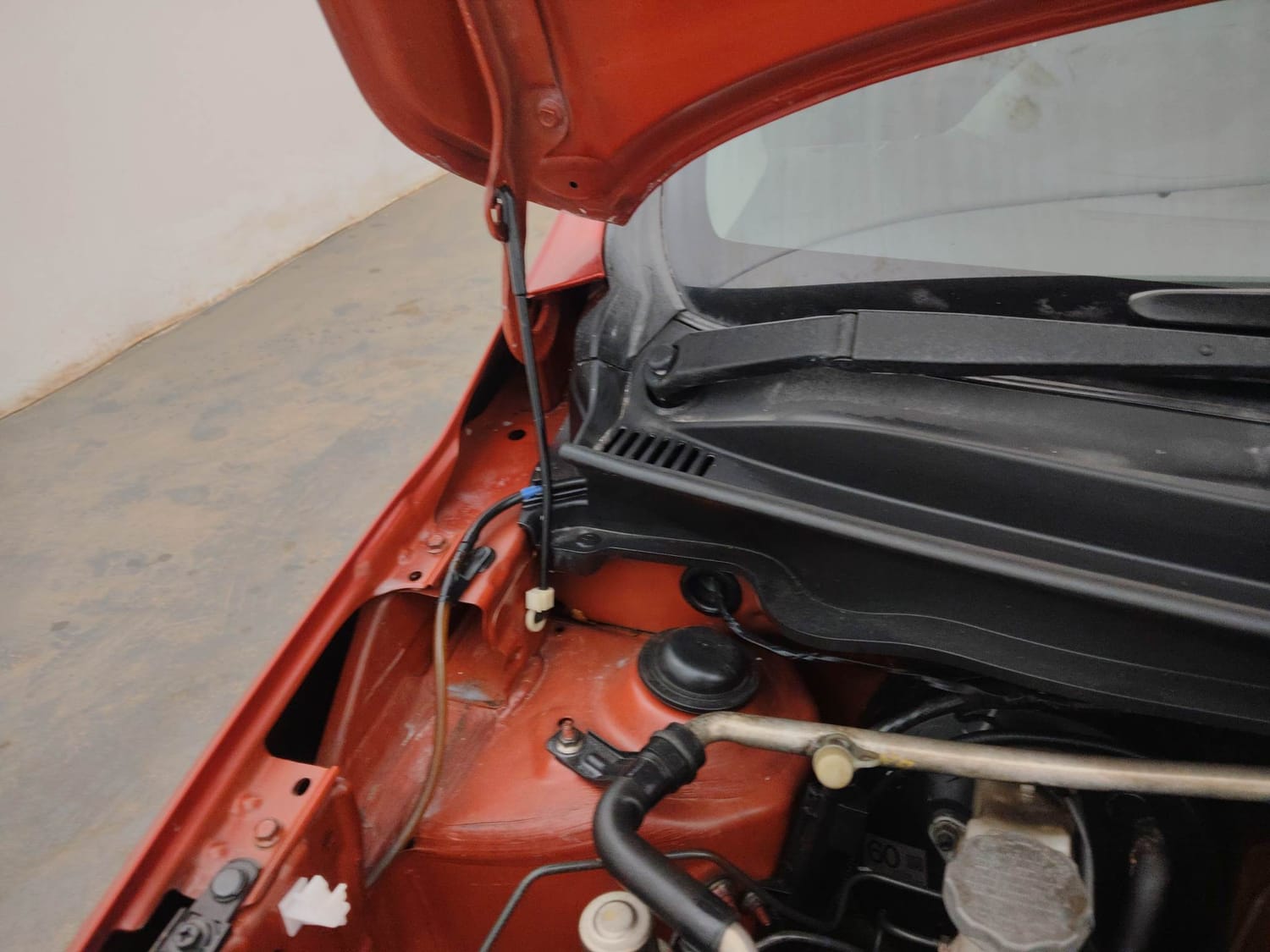 Used 2014 Maruti Suzuki Celerio VXi AMT Petrol Automatic engine ENGINE RIGHT SIDE HINGE & APRON VIEW