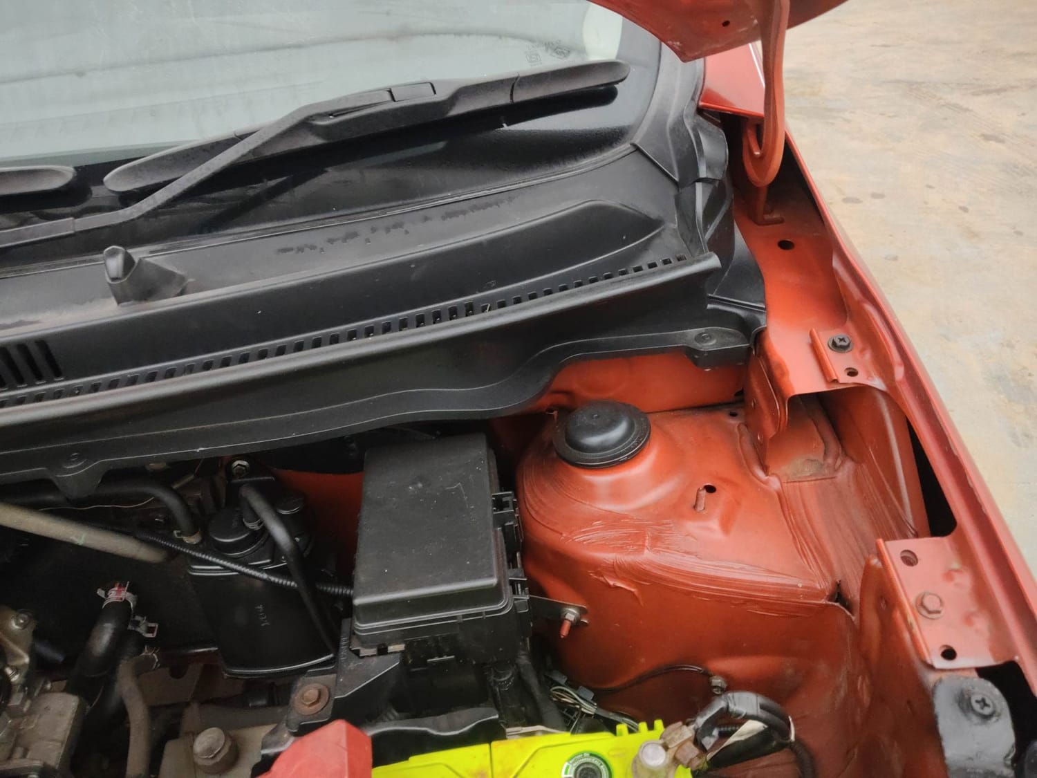 Used 2014 Maruti Suzuki Celerio VXi AMT Petrol Automatic engine ENGINE LEFT SIDE HINGE & APRON VIEW