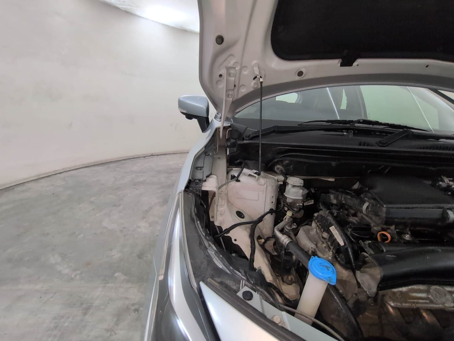 Used 2023 Maruti Suzuki Baleno Alpha AGS Petrol Automatic engine ENGINE RIGHT SIDE HINGE & APRON VIEW