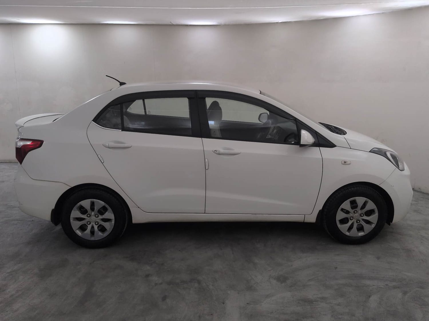 Used 2018 Hyundai Xcent S Petrol Manual exterior RIGHT SIDE VIEW