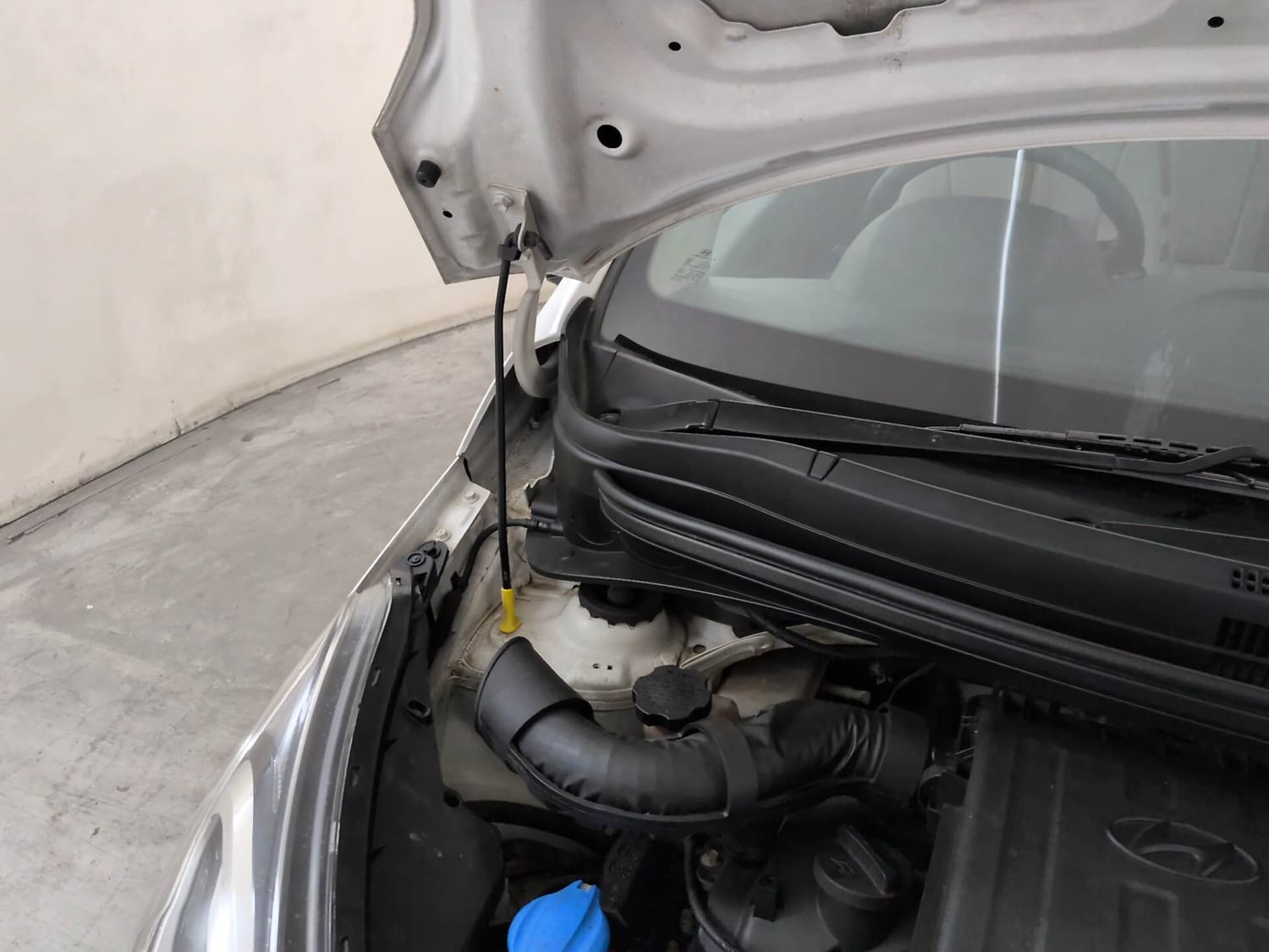 Used 2018 Hyundai Xcent S Petrol Manual engine ENGINE RIGHT SIDE HINGE & APRON VIEW