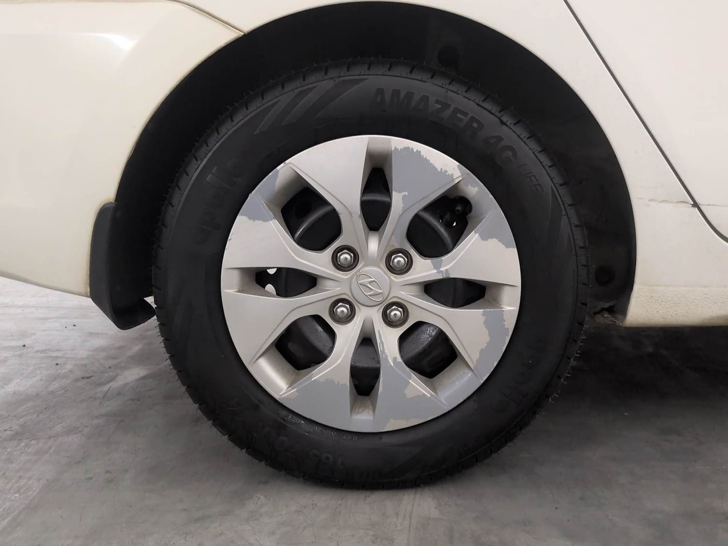 Used 2018 Hyundai Xcent S Petrol Manual tyres RIGHT REAR TYRE RIM VIEW