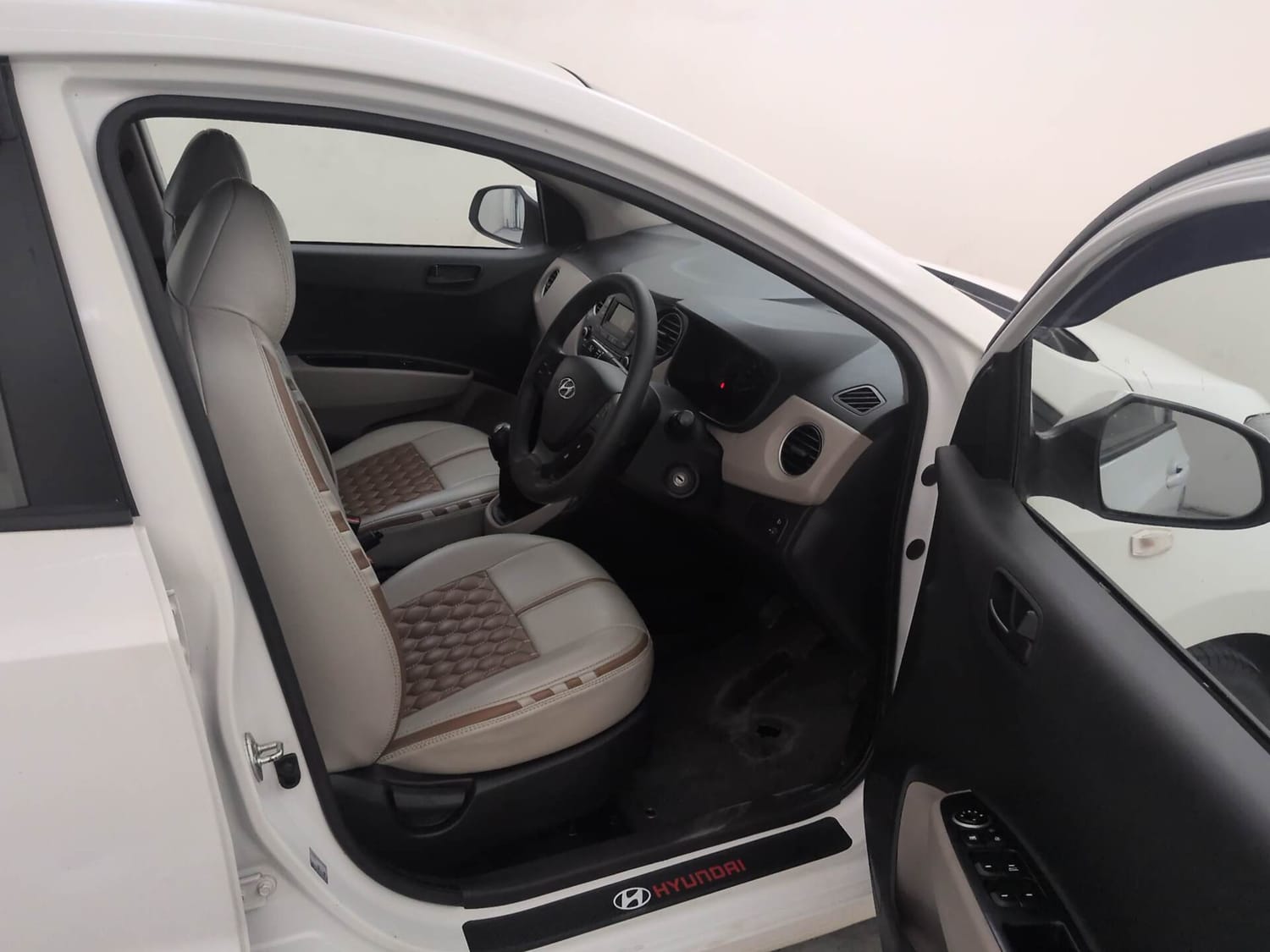 Used 2018 Hyundai Xcent S Petrol Manual interior RIGHT SIDE FRONT DOOR CABIN VIEW