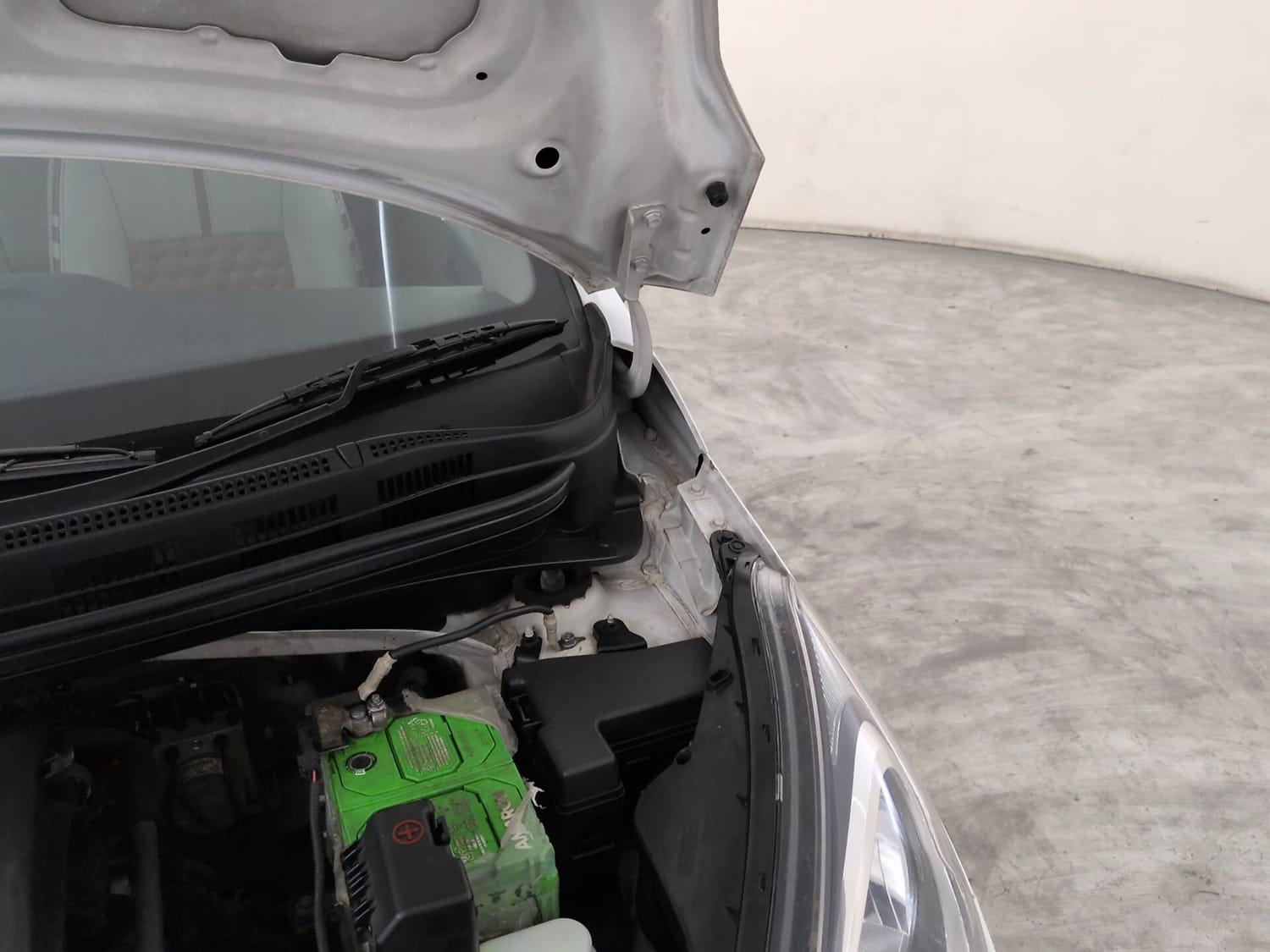 Used 2018 Hyundai Xcent S Petrol Manual engine ENGINE LEFT SIDE HINGE & APRON VIEW