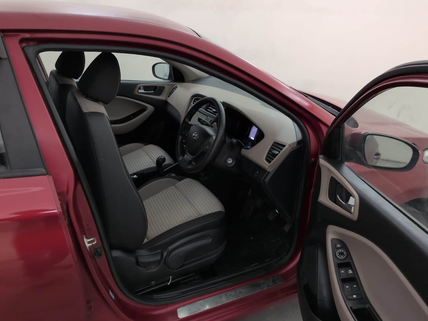 Used 2019 Hyundai Elite i20 Sportz Plus 1.2 Petrol Manual interior RIGHT SIDE FRONT DOOR CABIN VIEW