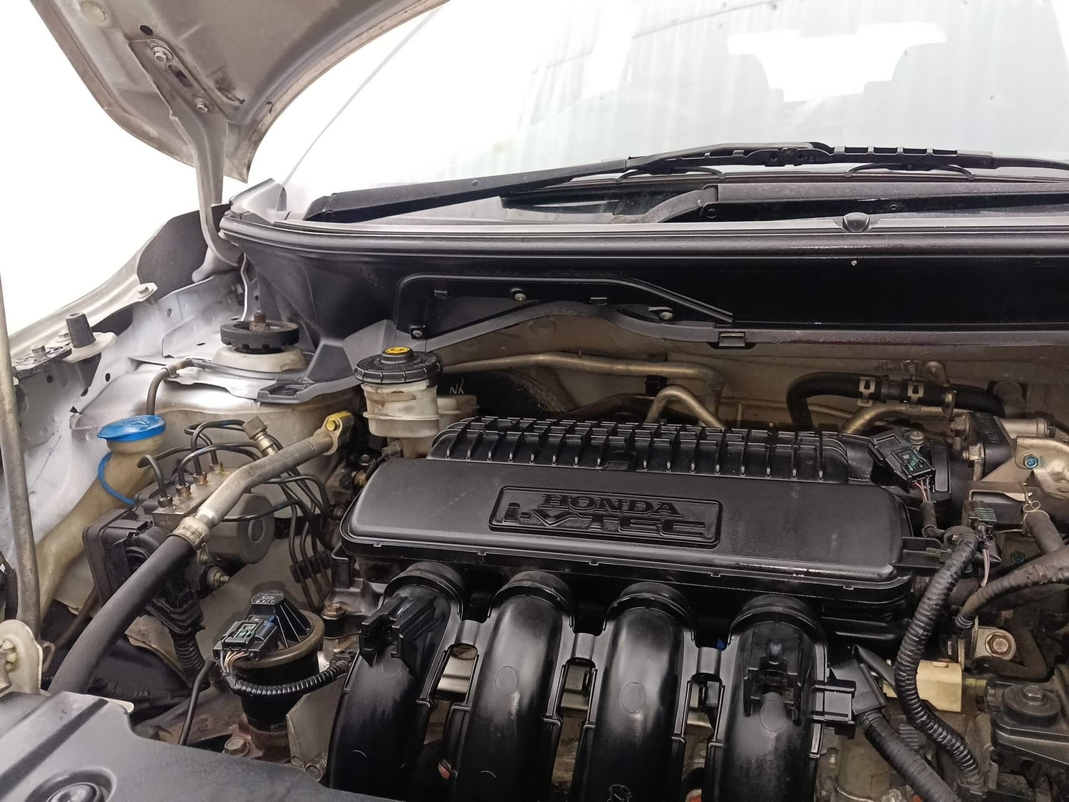 Used 2016 Honda BR-V S Petrol Petrol Manual engine ENGINE RIGHT SIDE HINGE & APRON VIEW
