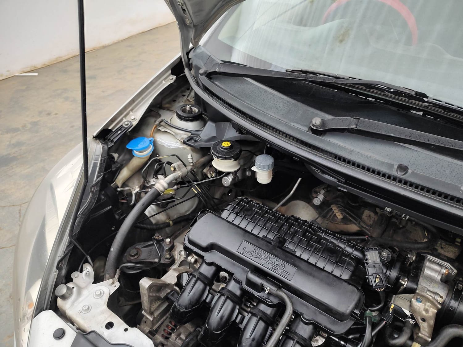 Used 2013 Honda Brio S MT Petrol Manual engine ENGINE RIGHT SIDE HINGE & APRON VIEW