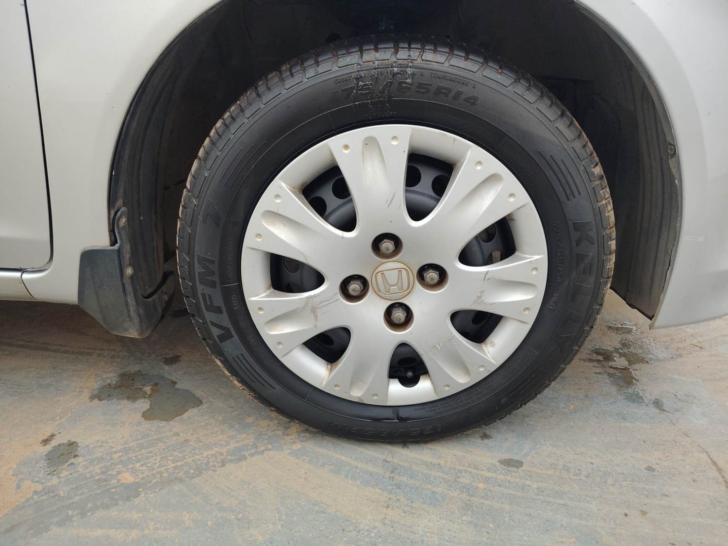 Used 2013 Honda Brio S MT Petrol Manual tyres RIGHT FRONT TYRE RIM VIEW