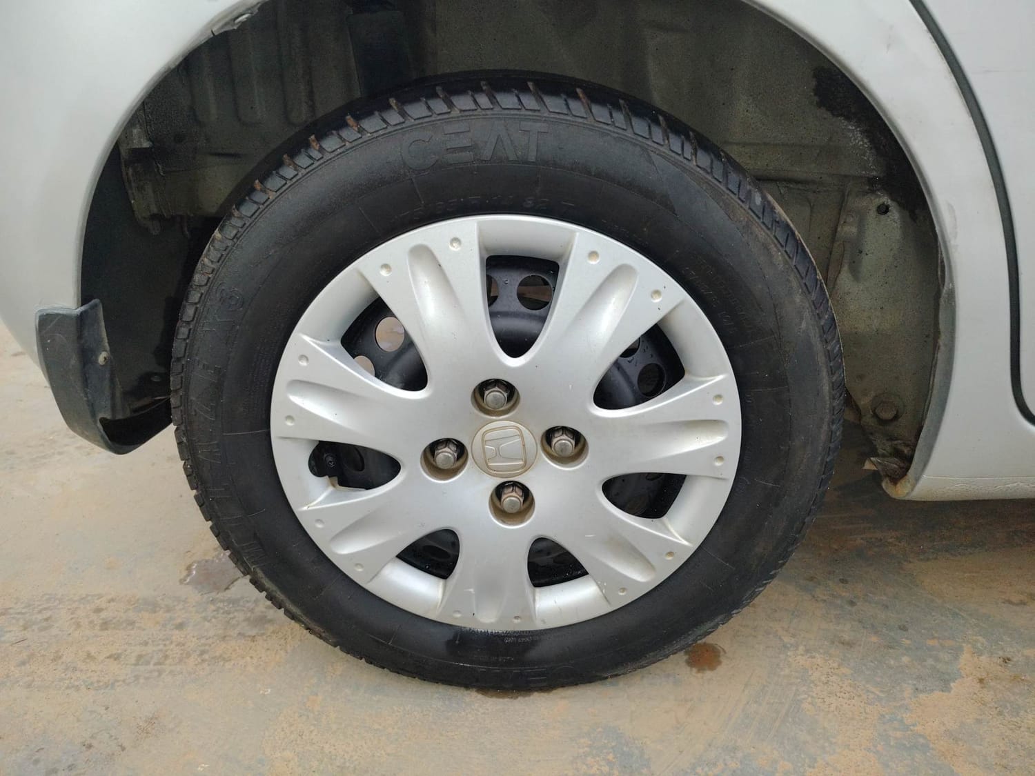 Used 2013 Honda Brio S MT Petrol Manual tyres RIGHT REAR TYRE RIM VIEW
