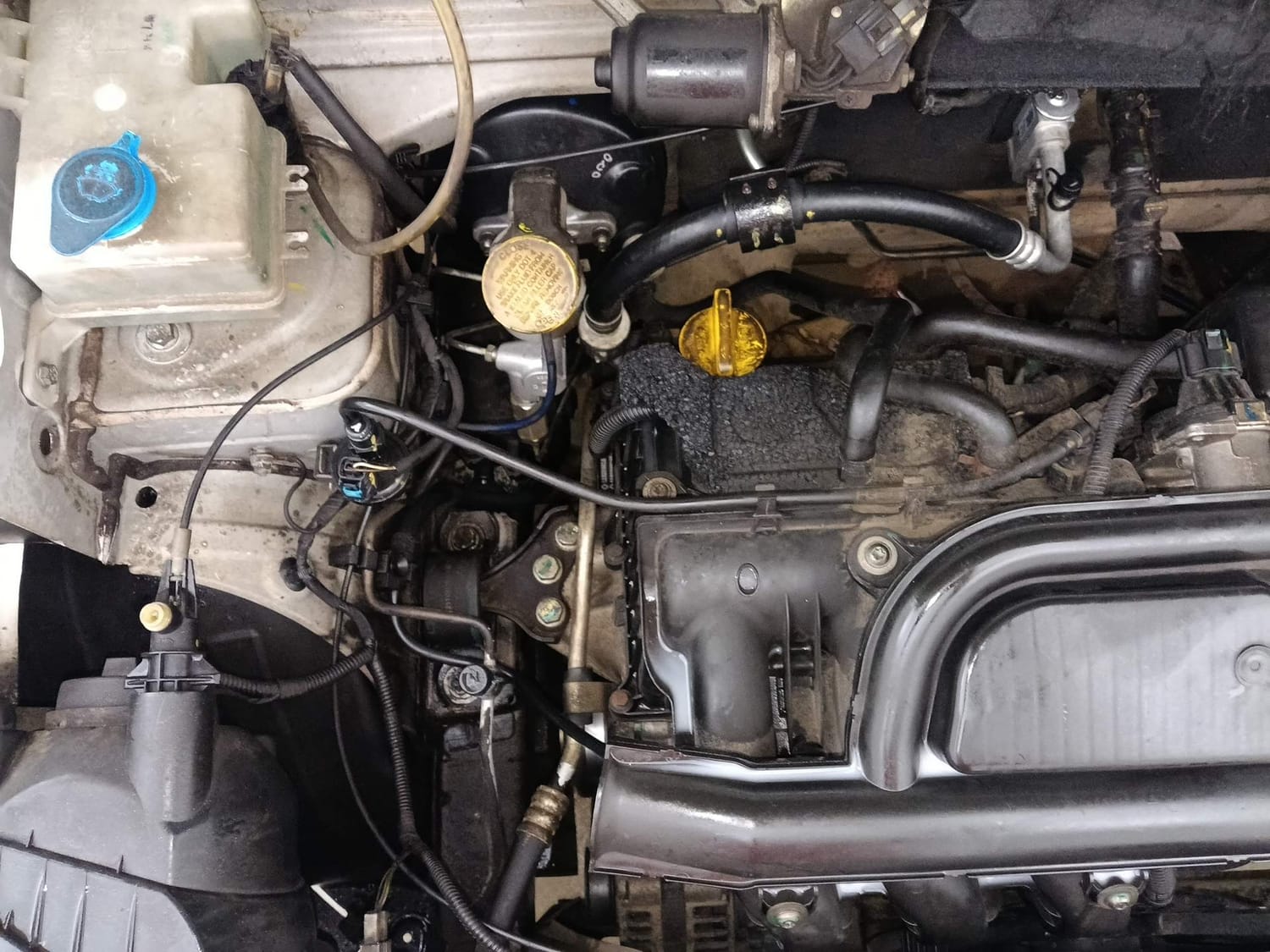 Used 2015 Renault Kwid RXL Petrol Manual engine ENGINE RIGHT SIDE VIEW