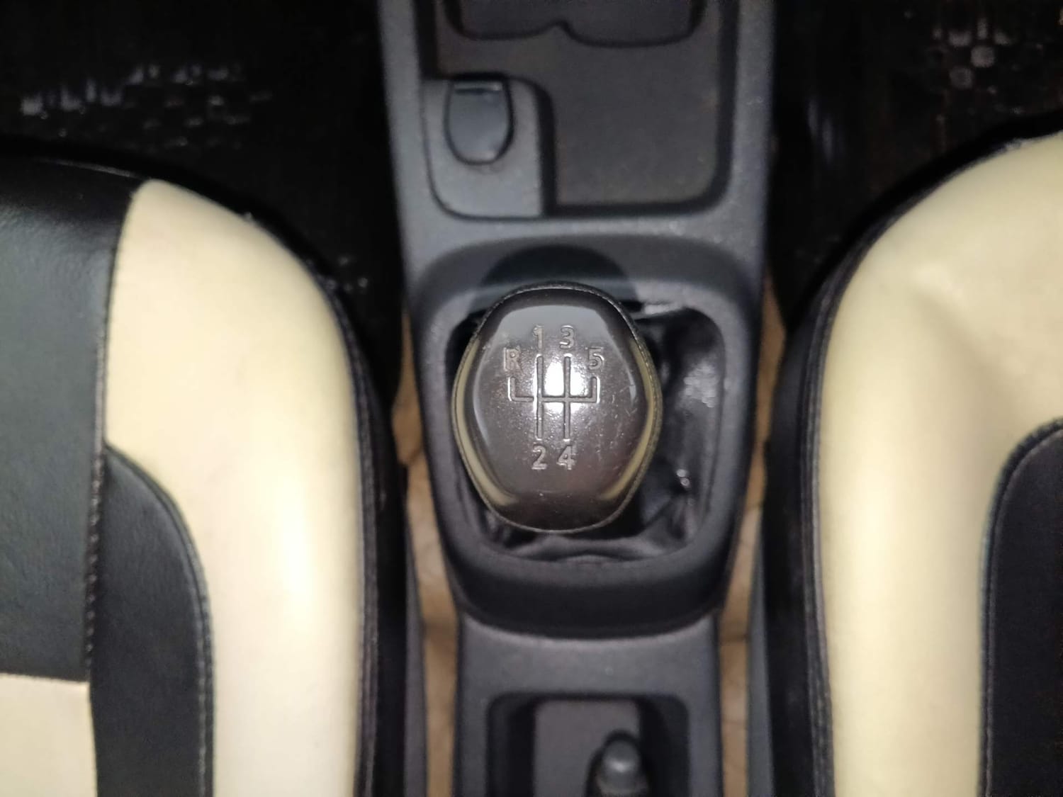 Used 2015 Renault Kwid RXL Petrol Manual interior GEAR  KNOB VIEW