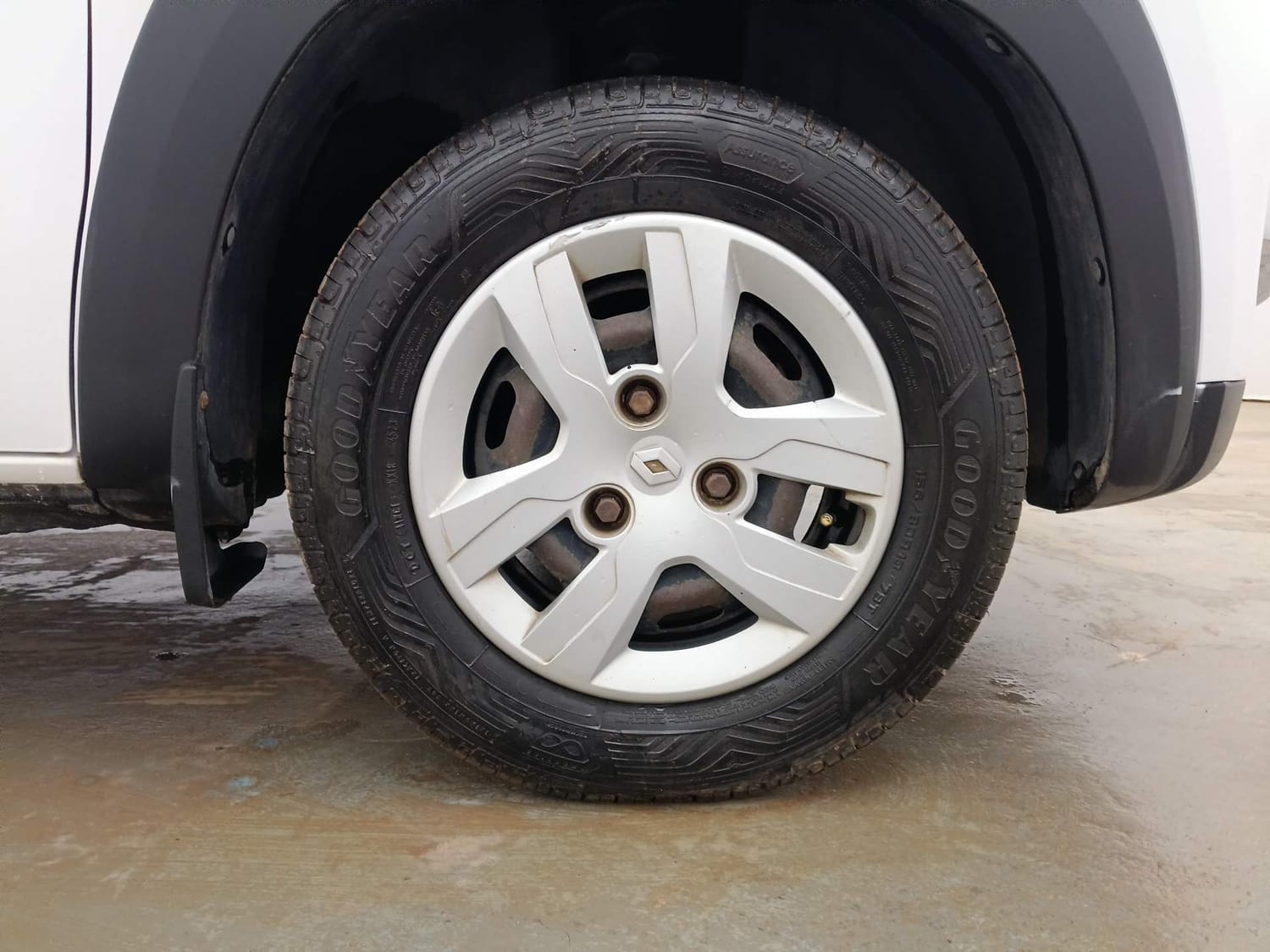 Used 2015 Renault Kwid RXL Petrol Manual tyres RIGHT FRONT TYRE RIM VIEW