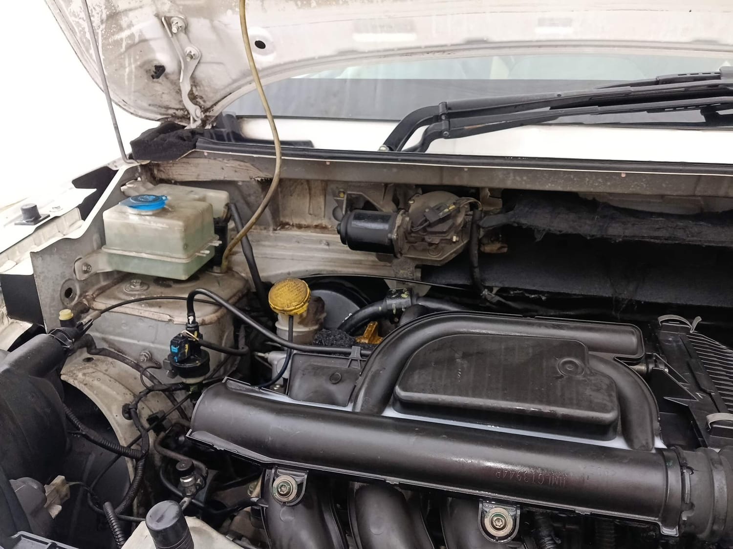 Used 2015 Renault Kwid RXL Petrol Manual engine ENGINE RIGHT SIDE HINGE & APRON VIEW