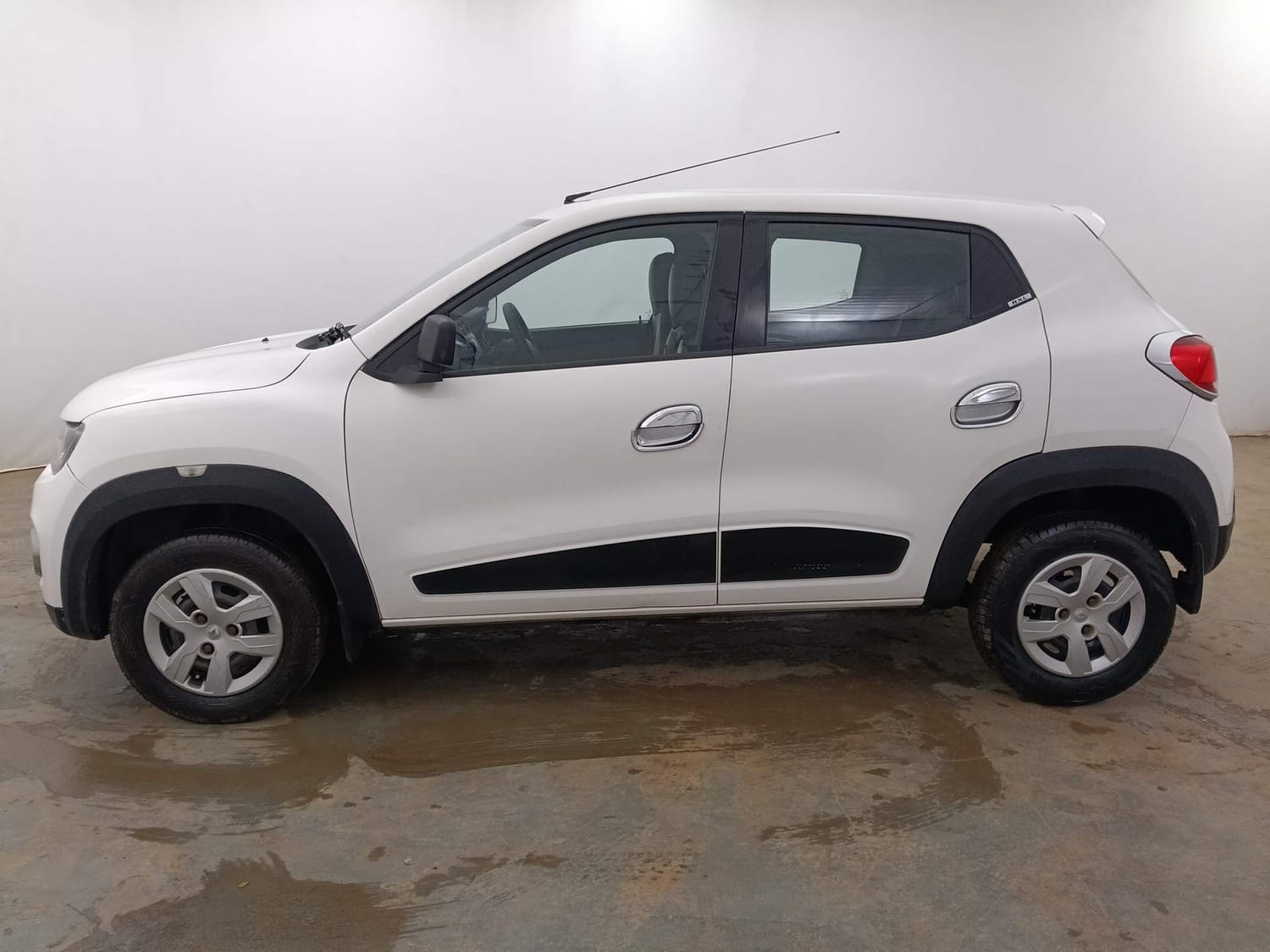 Used 2015 Renault Kwid RXL Petrol Manual exterior LEFT SIDE VIEW