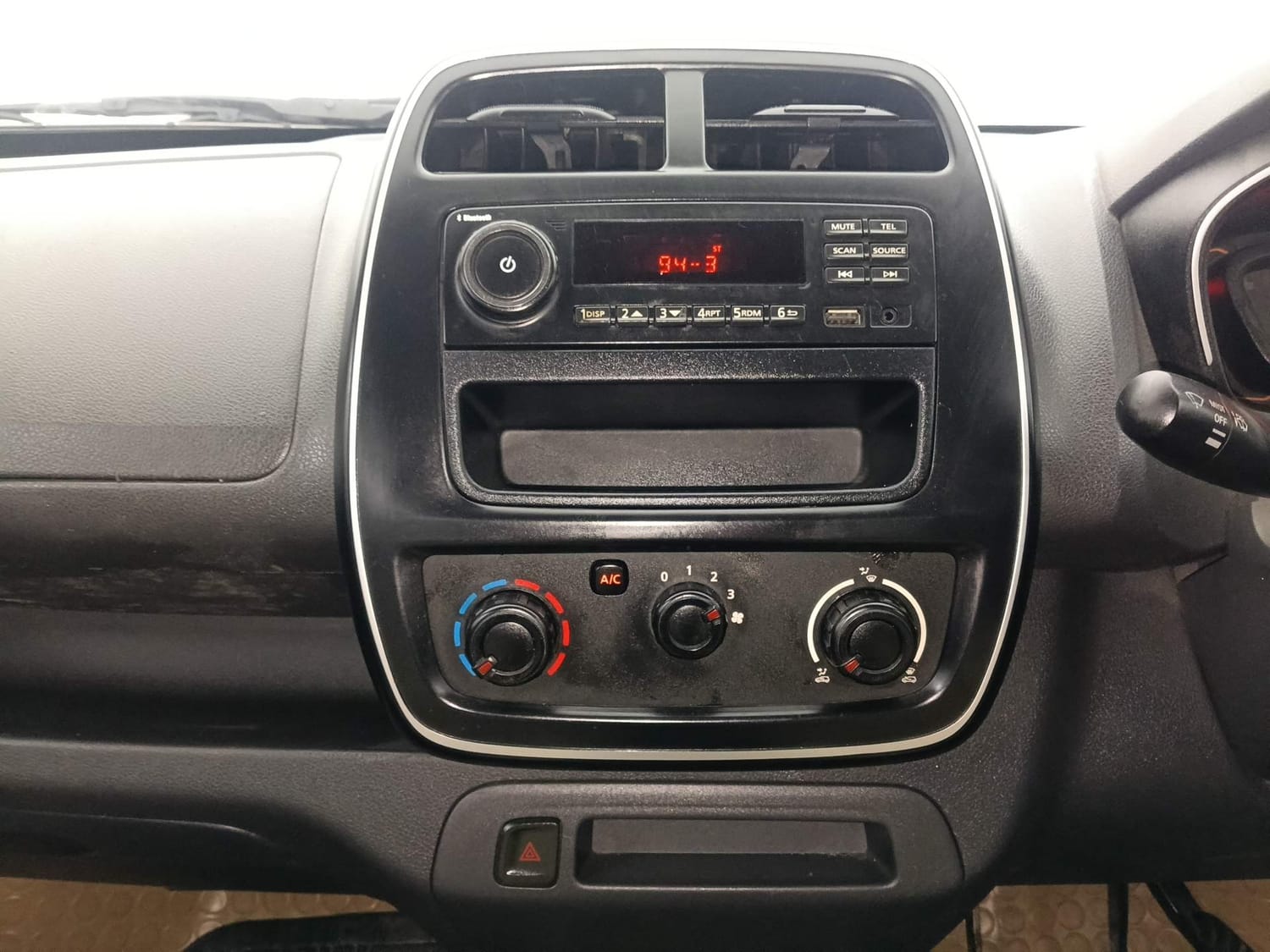 Used 2015 Renault Kwid RXL Petrol Manual interior MUSIC SYSTEM & AC CONTROL VIEW