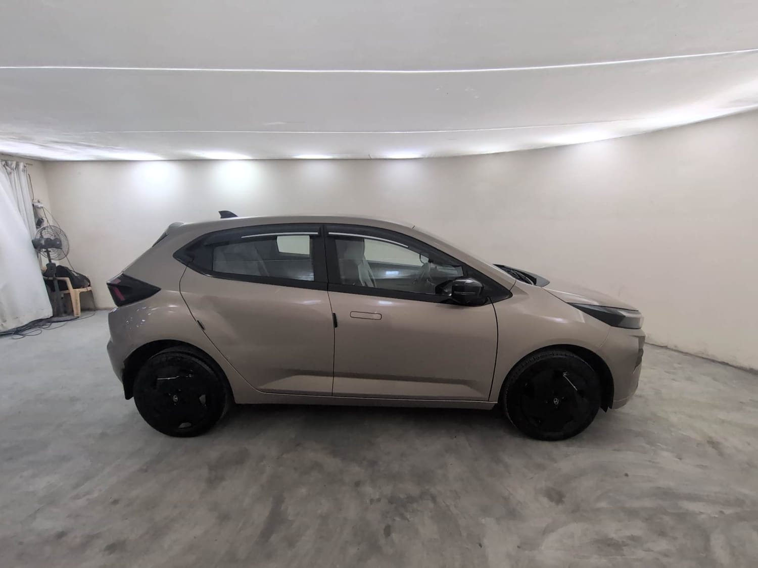 Used 2025 Tata Altroz Creative Petrol 5AMT Petrol Automatic exterior RIGHT SIDE VIEW