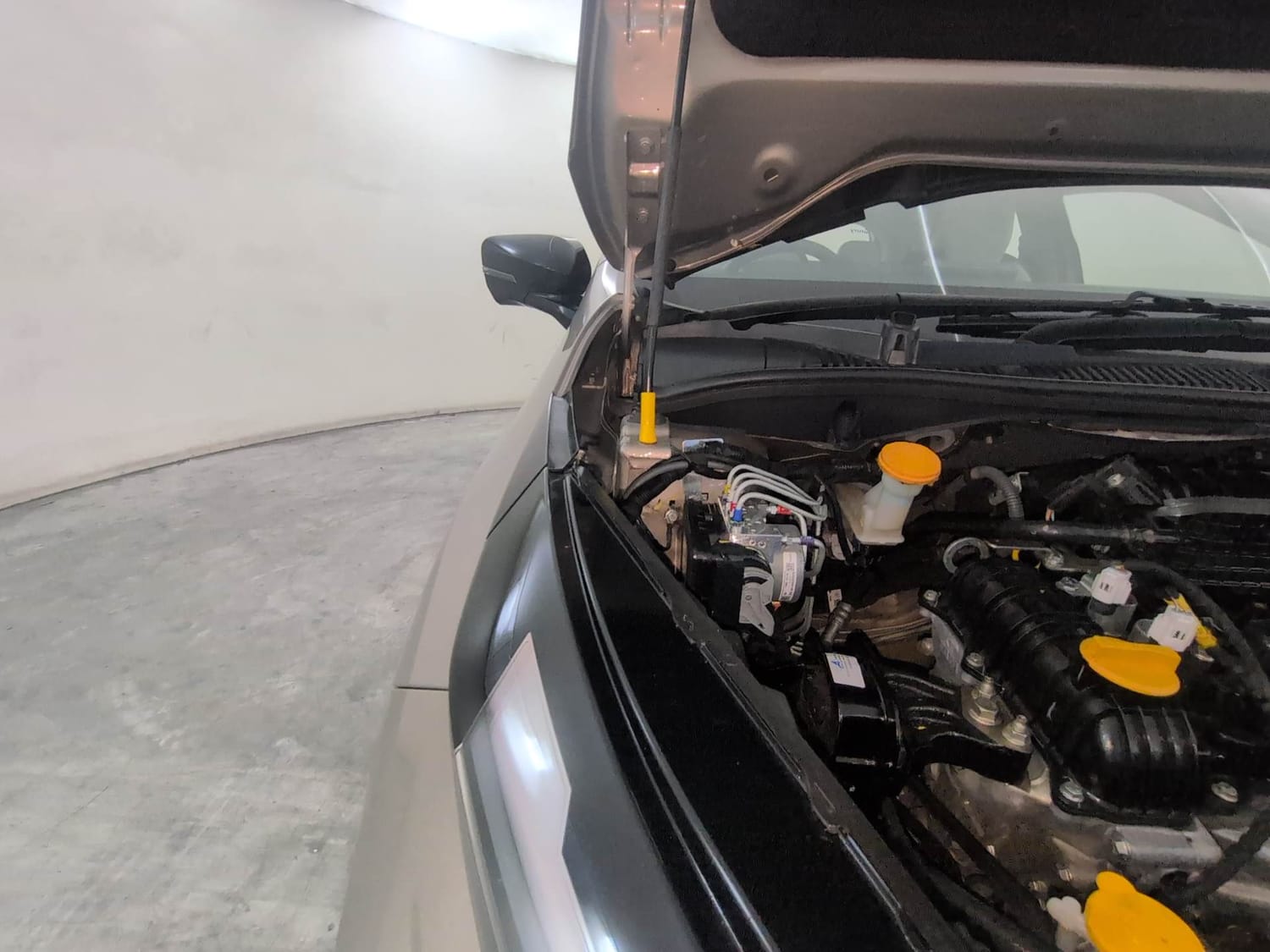 Used 2025 Tata Altroz Creative Petrol 5AMT Petrol Automatic engine ENGINE RIGHT SIDE HINGE & APRON VIEW