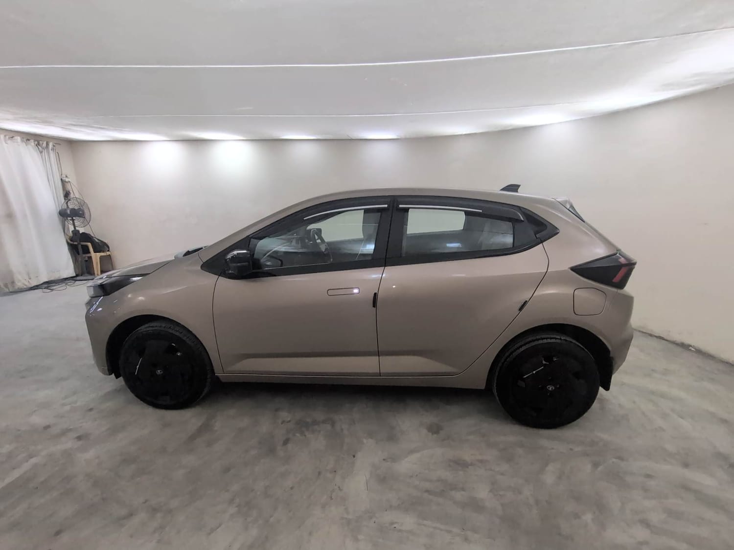 Used 2025 Tata Altroz Creative Petrol 5AMT Petrol Automatic exterior LEFT SIDE VIEW