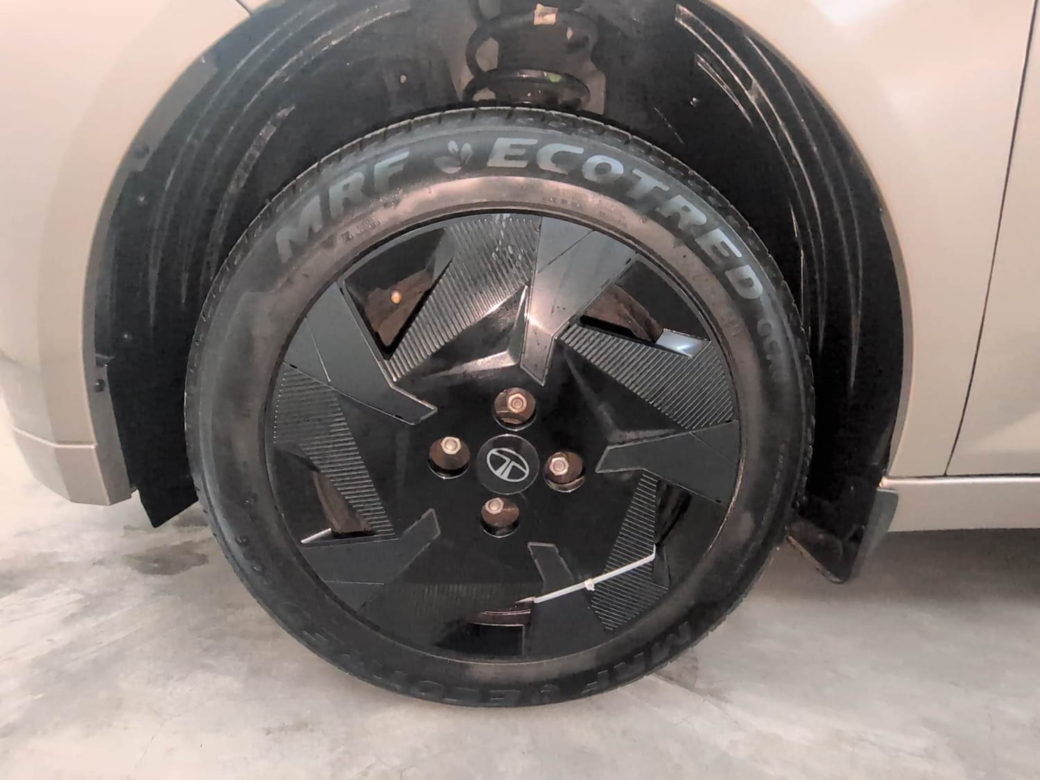 Used 2025 Tata Altroz Creative Petrol 5AMT Petrol Automatic tyres LEFT FRONT TYRE RIM VIEW