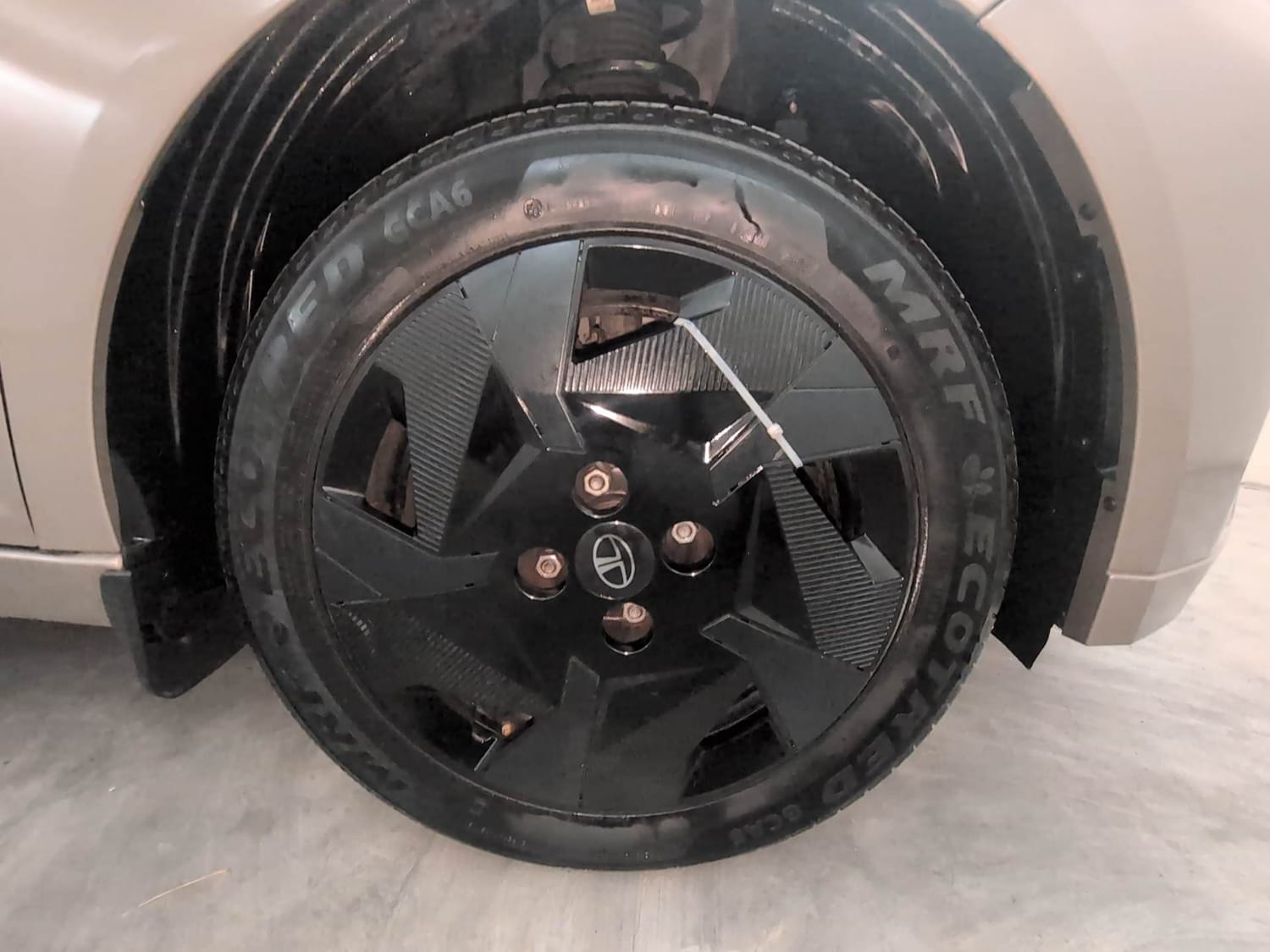 Used 2025 Tata Altroz Creative Petrol 5AMT Petrol Automatic tyres RIGHT FRONT TYRE RIM VIEW