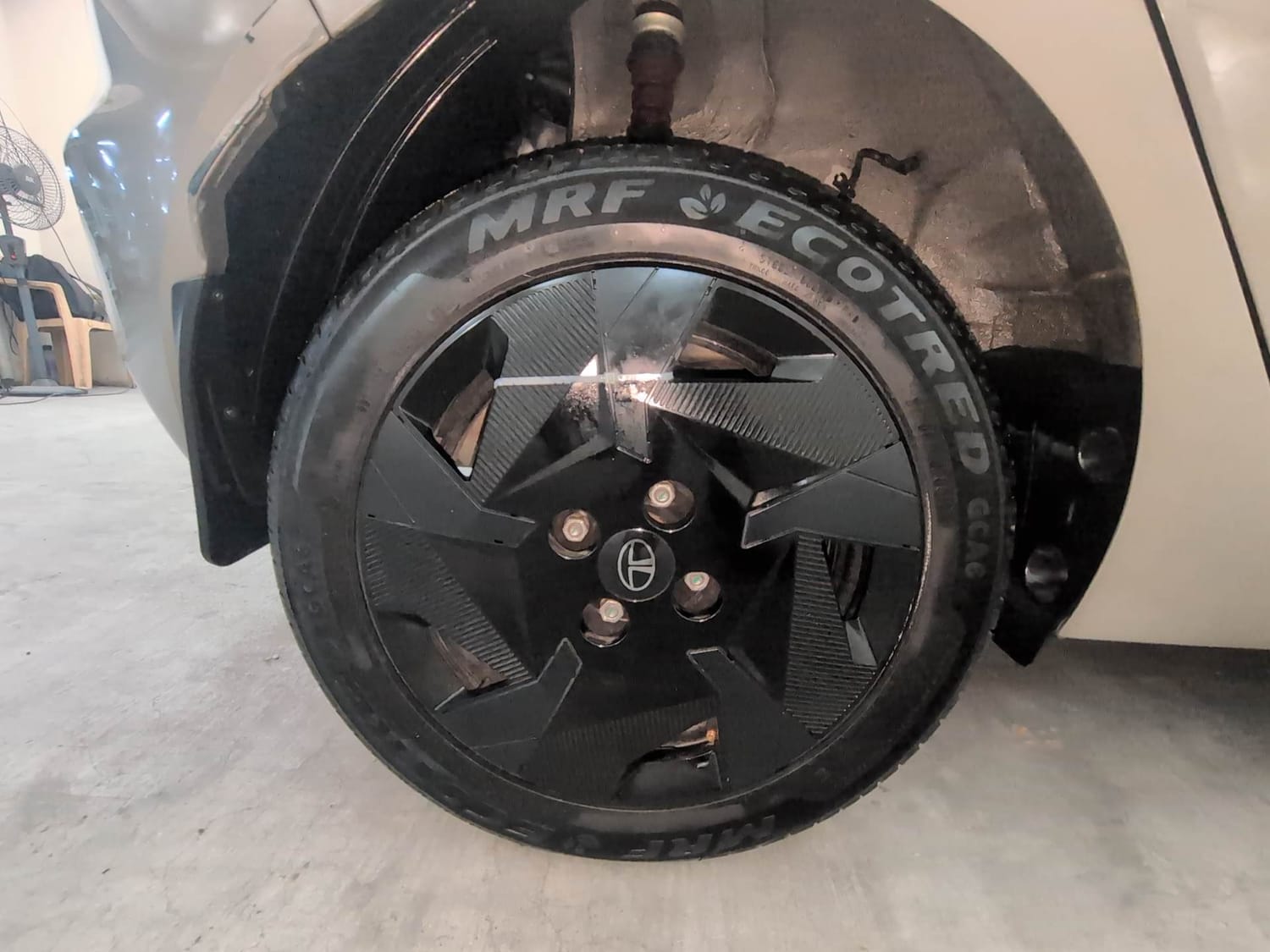 Used 2025 Tata Altroz Creative Petrol 5AMT Petrol Automatic tyres RIGHT REAR TYRE RIM VIEW