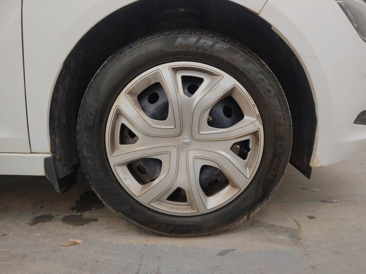 Used 2023 Tata Altroz XM Plus (S) Petrol Manual tyres RIGHT FRONT TYRE RIM VIEW