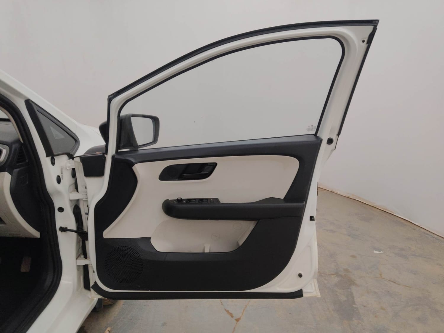 Used 2023 Tata Altroz XM Plus (S) Petrol Manual interior RIGHT FRONT DOOR OPEN VIEW