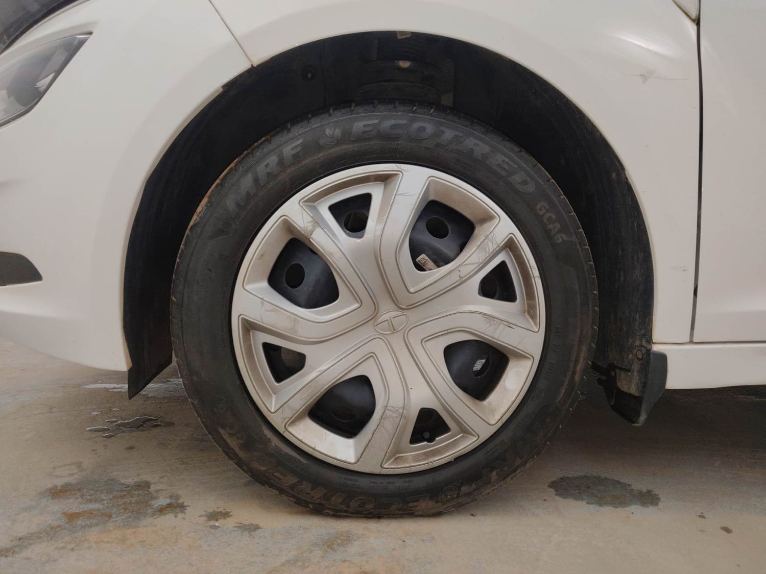 Used 2023 Tata Altroz XM Plus (S) Petrol Manual tyres LEFT FRONT TYRE RIM VIEW