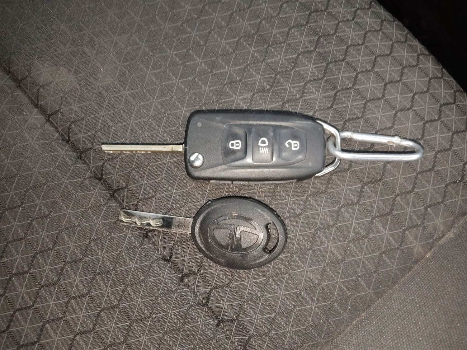 Used 2023 Tata Altroz XM Plus (S) Petrol Manual extra CAR KEY VIEW
