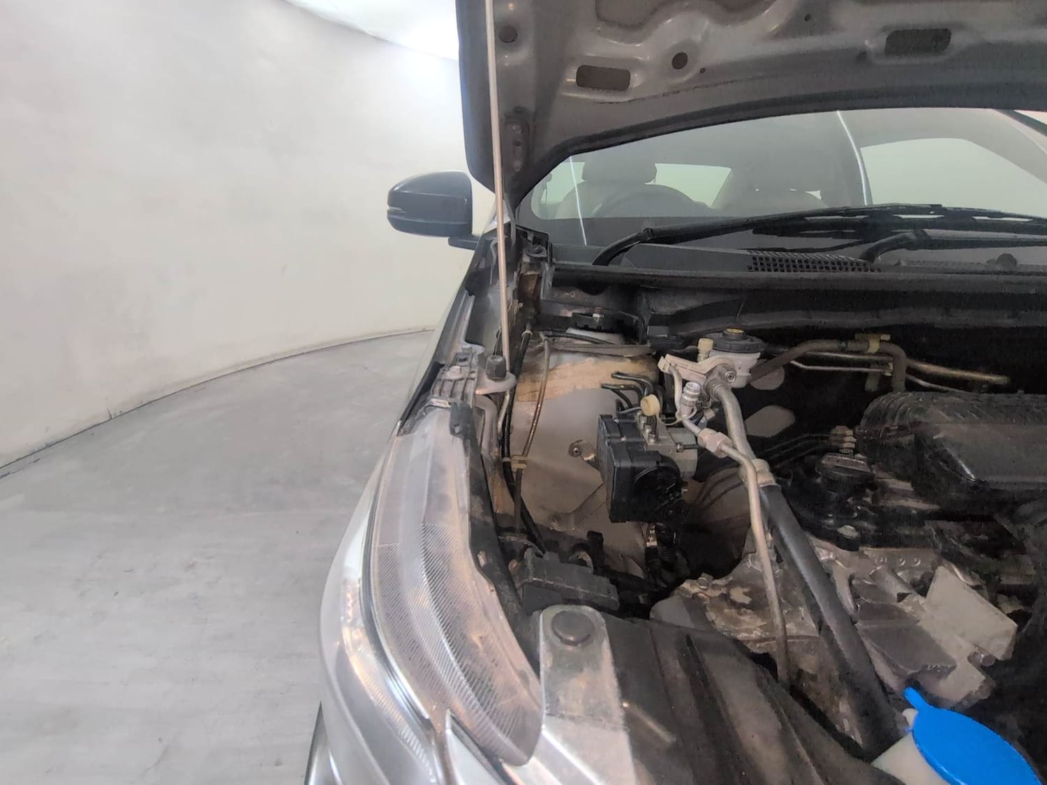 Used 2023 Honda Amaze VX 1.2 Petrol CVT Petrol Automatic engine ENGINE RIGHT SIDE HINGE & APRON VIEW
