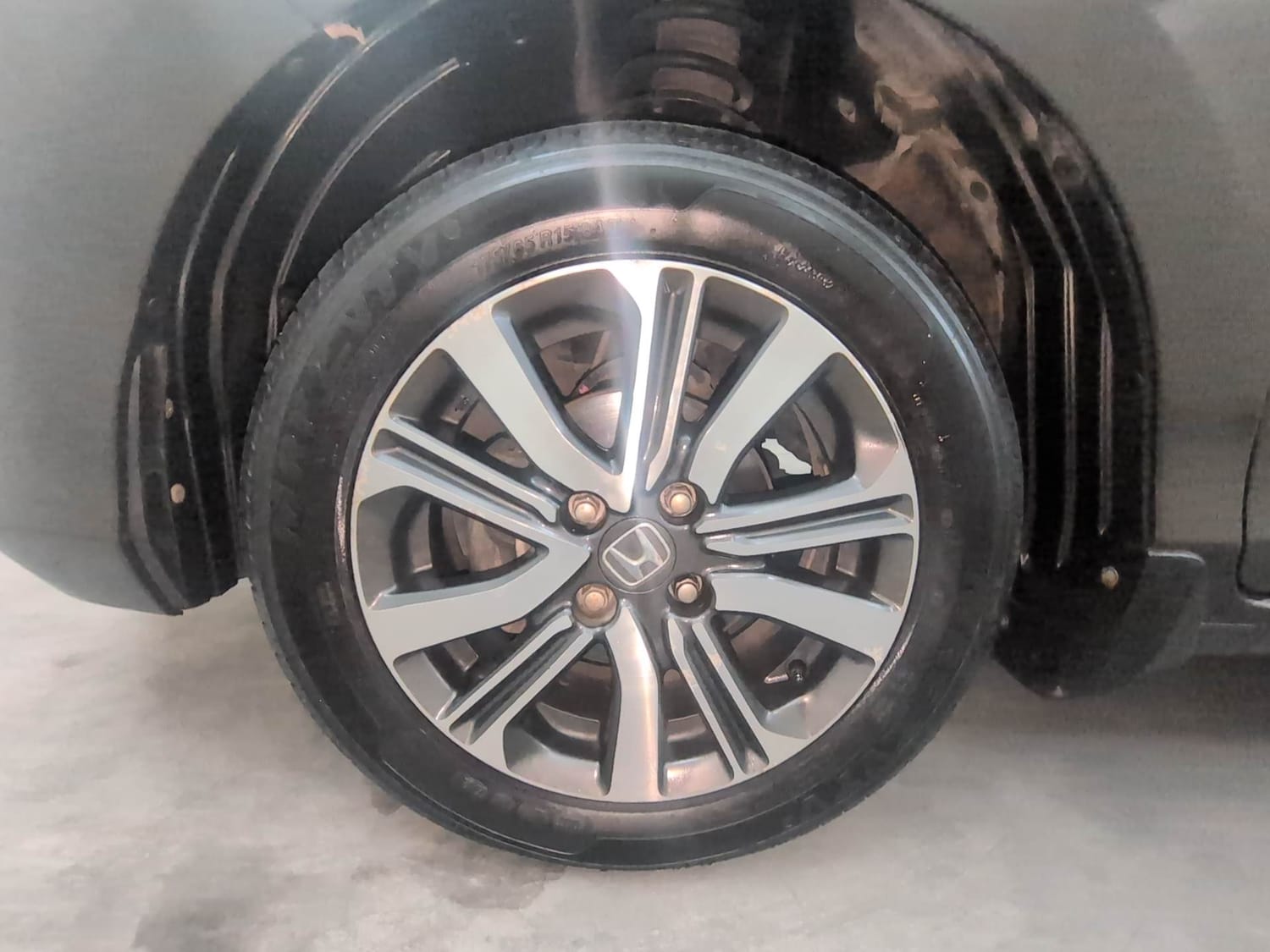 Used 2023 Honda Amaze VX 1.2 Petrol CVT Petrol Automatic tyres LEFT FRONT TYRE RIM VIEW