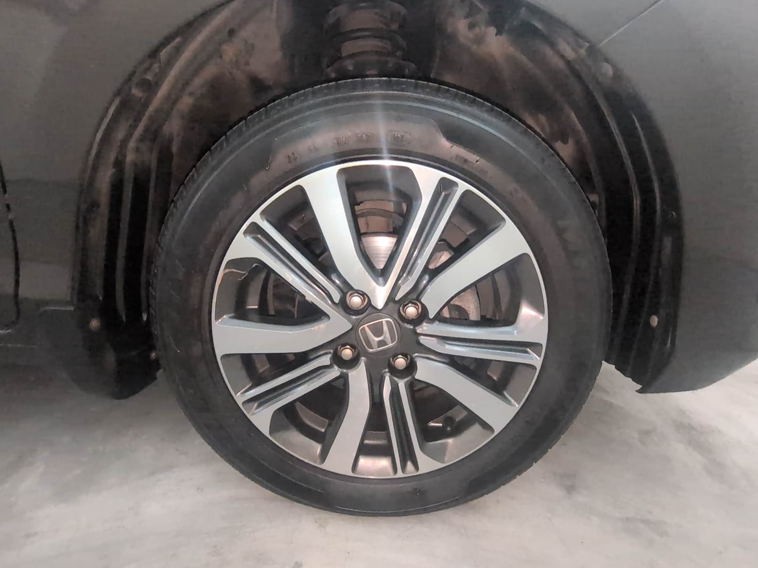 Used 2023 Honda Amaze VX 1.2 Petrol CVT Petrol Automatic tyres RIGHT FRONT TYRE RIM VIEW