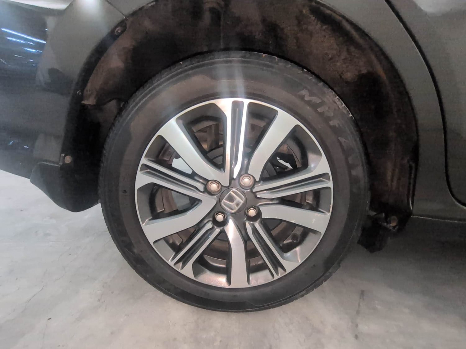 Used 2023 Honda Amaze VX 1.2 Petrol CVT Petrol Automatic tyres RIGHT REAR TYRE RIM VIEW