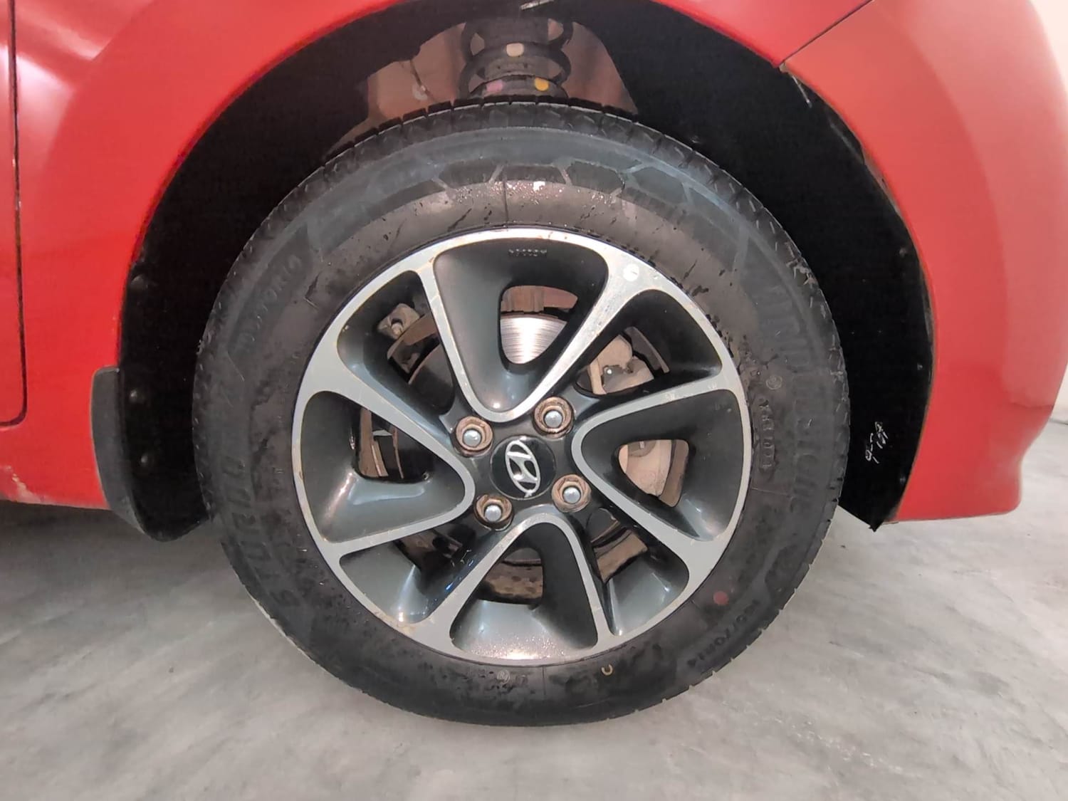 Used 2018 Hyundai Grand i10 Asta 1.2 Kappa VTVT Petrol Manual tyres RIGHT FRONT TYRE RIM VIEW