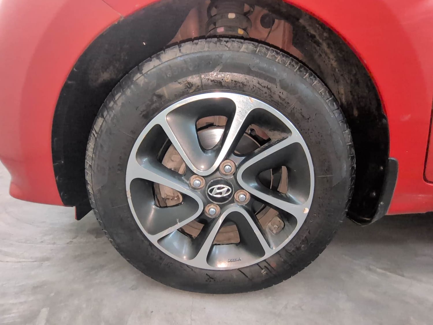 Used 2018 Hyundai Grand i10 Asta 1.2 Kappa VTVT Petrol Manual tyres LEFT FRONT TYRE RIM VIEW