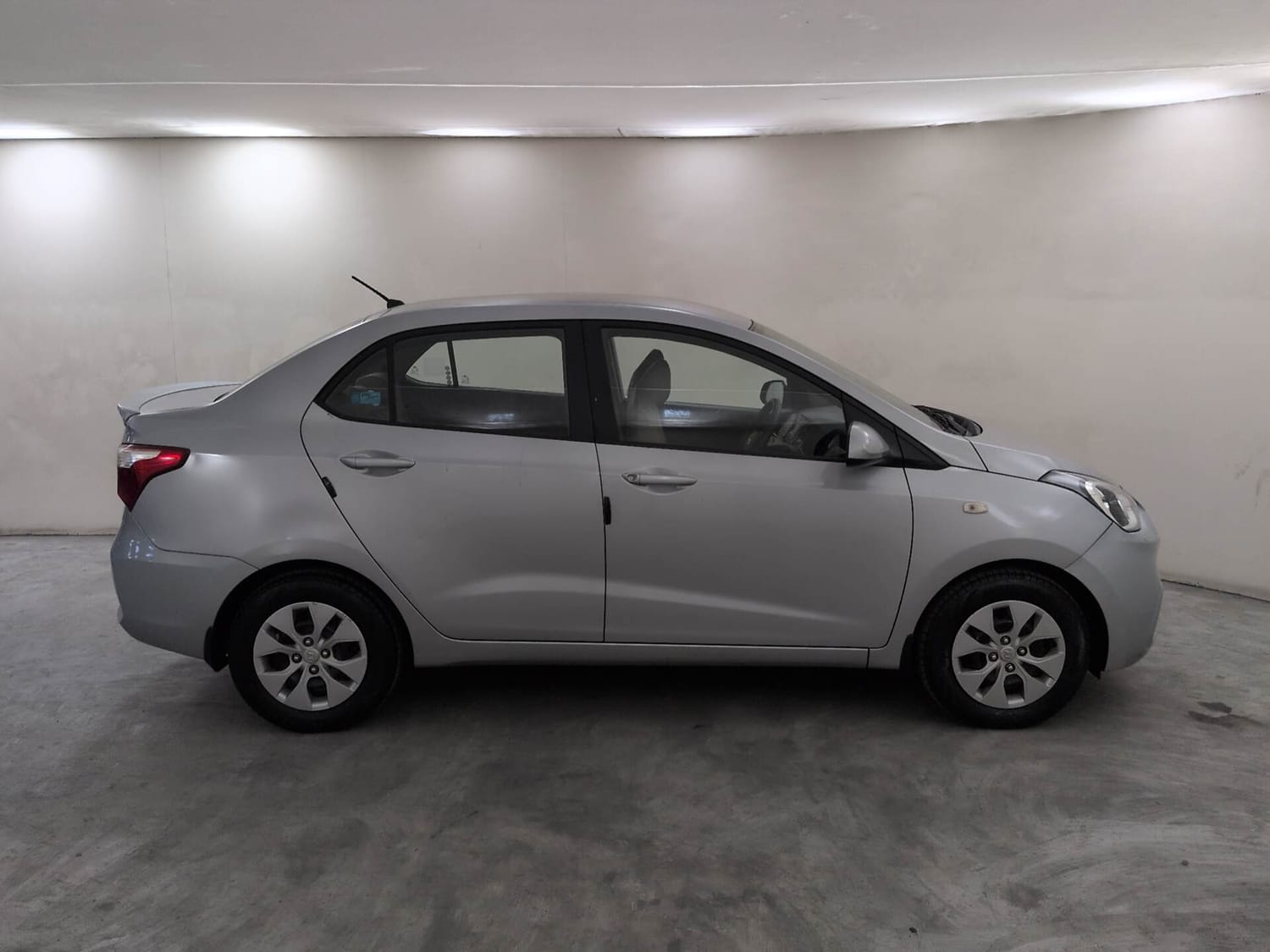 Used 2019 Hyundai Xcent S Petrol Manual exterior RIGHT SIDE VIEW