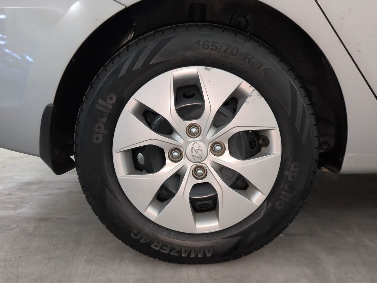Used 2019 Hyundai Xcent S Petrol Manual tyres RIGHT REAR TYRE RIM VIEW