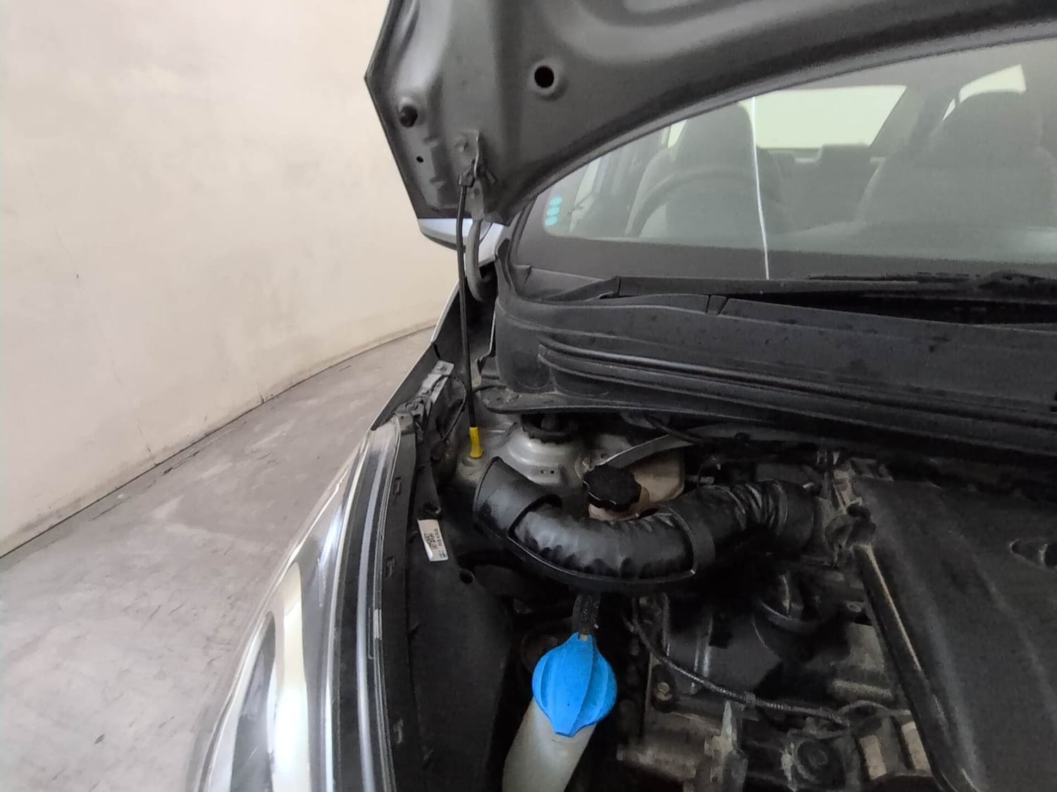 Used 2019 Hyundai Xcent S Petrol Manual engine ENGINE RIGHT SIDE HINGE & APRON VIEW